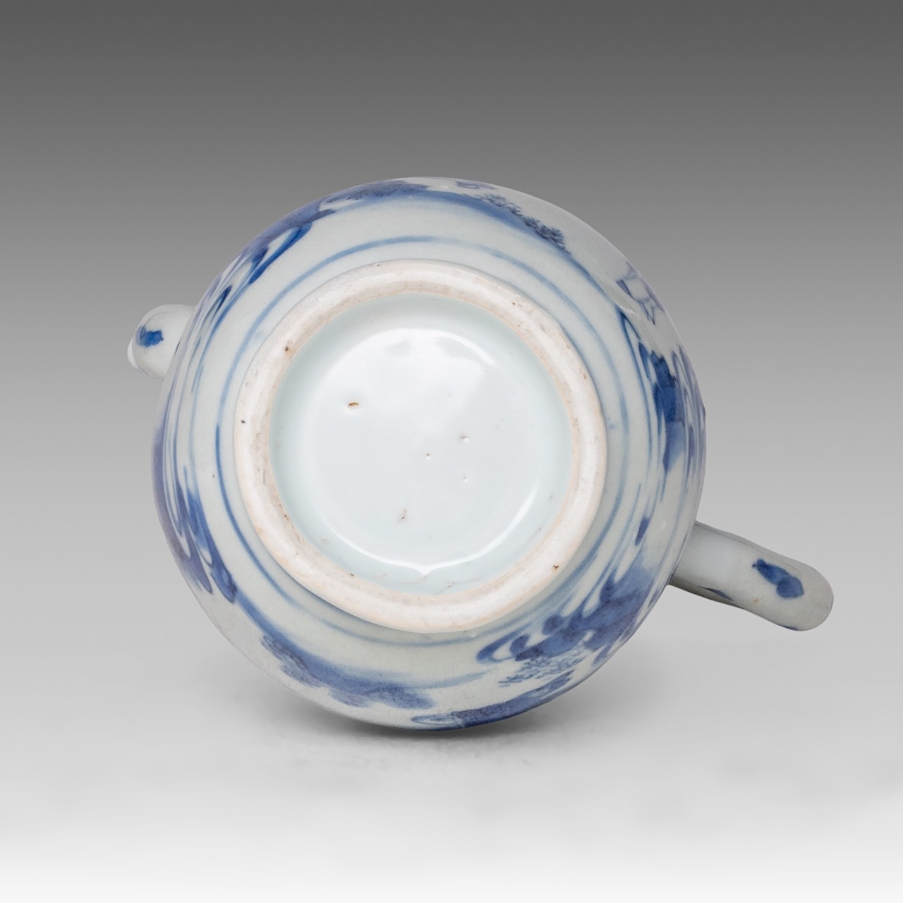 A Chinese blue and white 'Dignitary and Servant' ewer, Transitional period, H 20,5 cm - Image 6 of 6