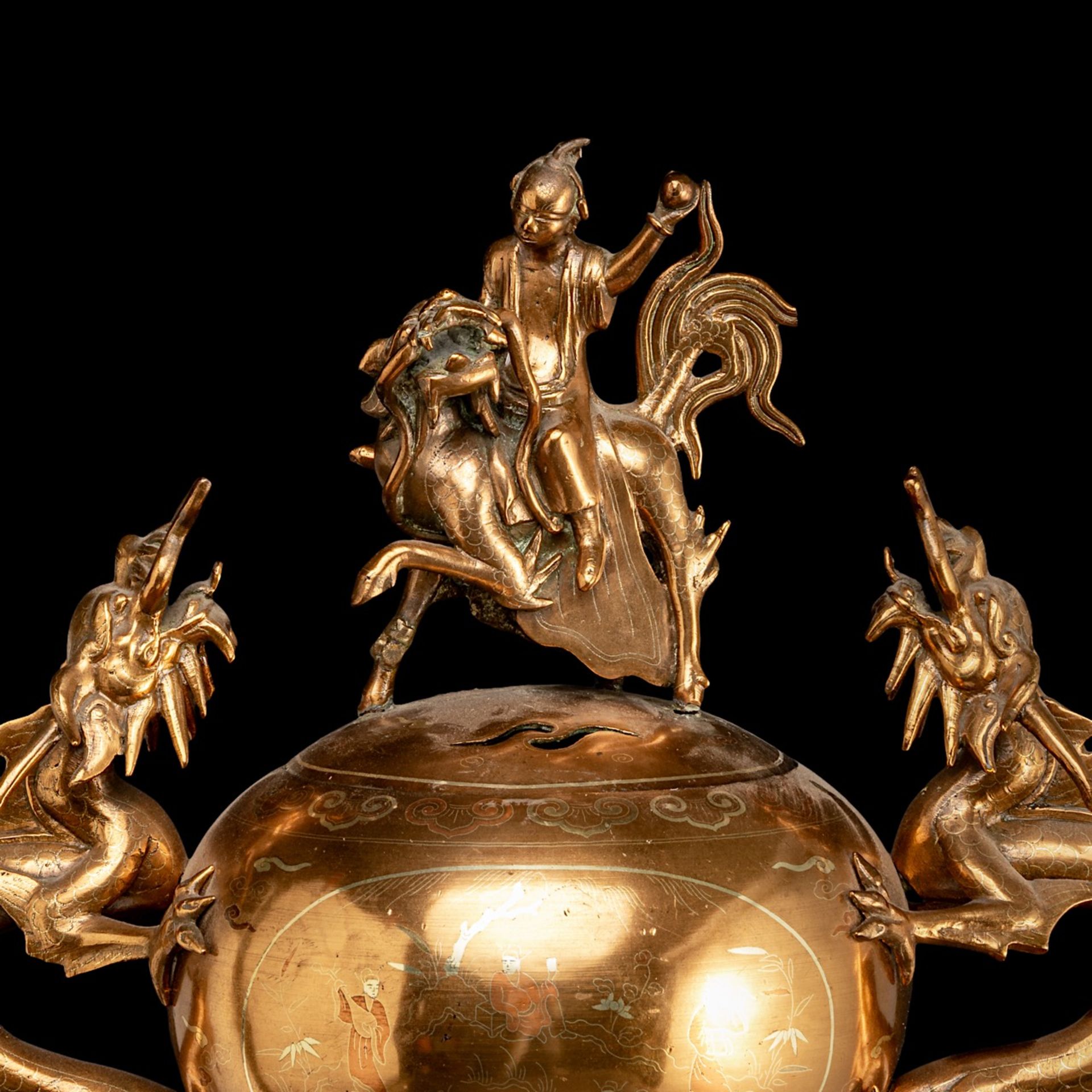 A Japanese gilt bronze censer in the shape of dragons with a kirin on top, 20thC, H 66 cm - Bild 5 aus 8
