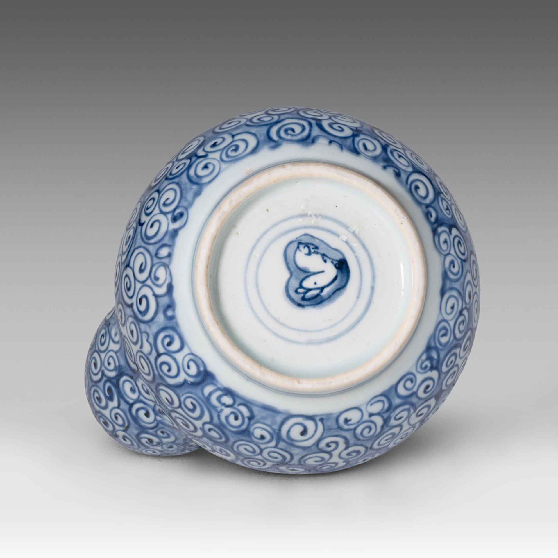 A Chinese blue and white Kendi jug decorated with scrolling tendrils, marked with a rabbit, 17thC, H - Bild 7 aus 7