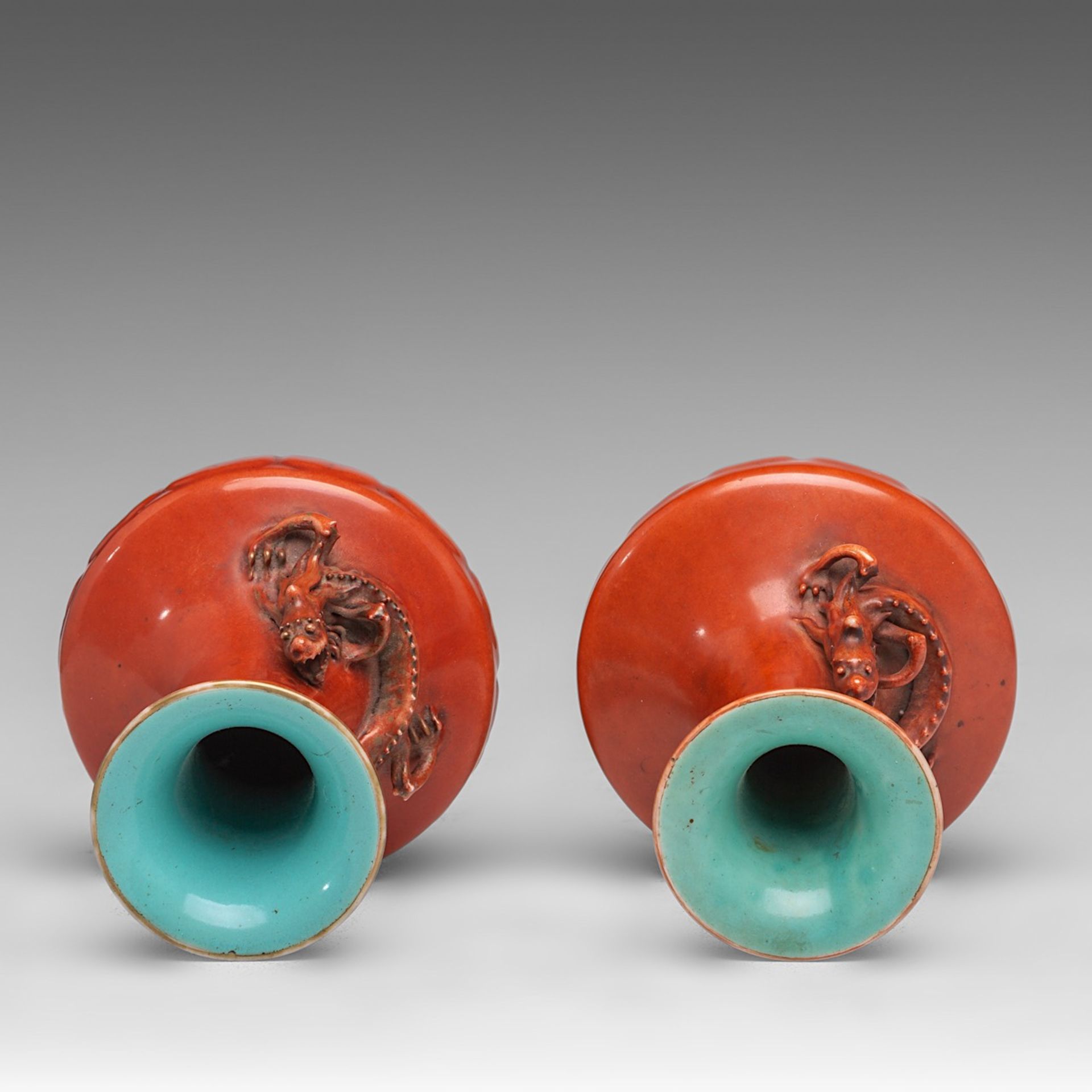 A similar pair of Chinese coral-red ground 'Dragon' vases, with a Qianlong mark, 19thC, H 19 - 19,5 - Bild 5 aus 6