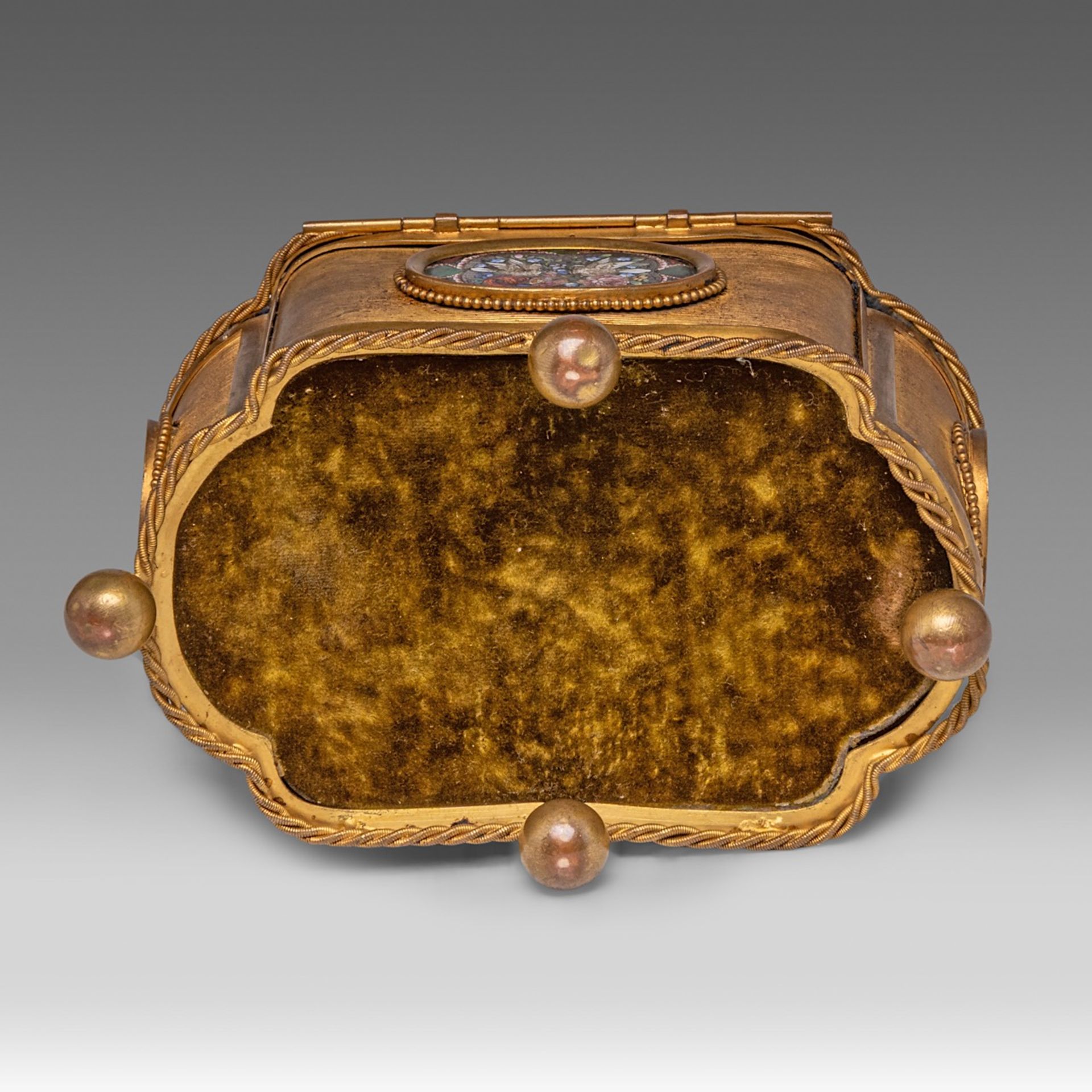 A Grand Tour Italian gilt metal and micro-mosaic jewellery casket, marked Guttin 7.5 x 14 x 9 cm. (2 - Bild 7 aus 7