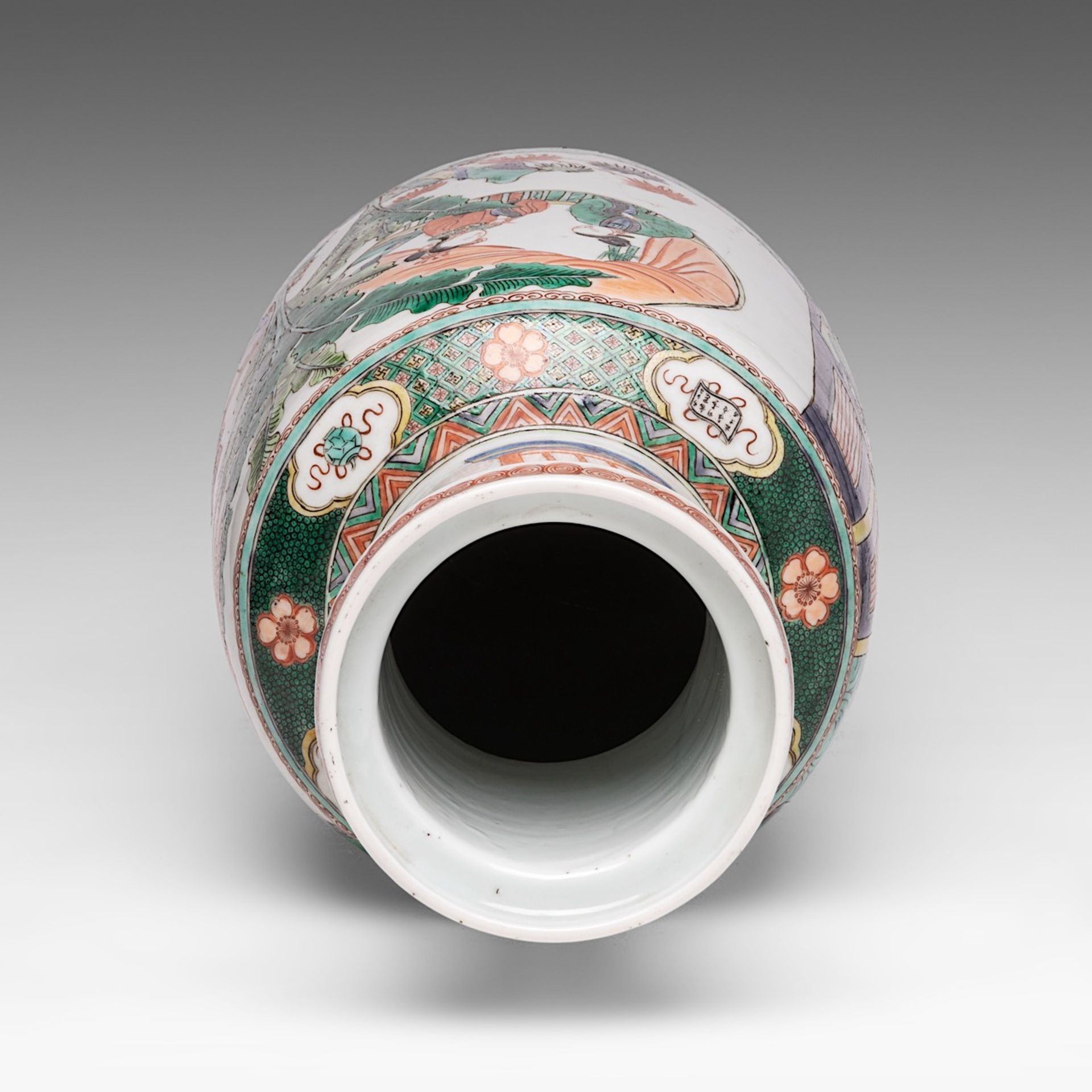 A Chinese famille verte 'The Birthday Reception for General Guo Ziyi' rouleau vase, Republic period, - Bild 5 aus 6