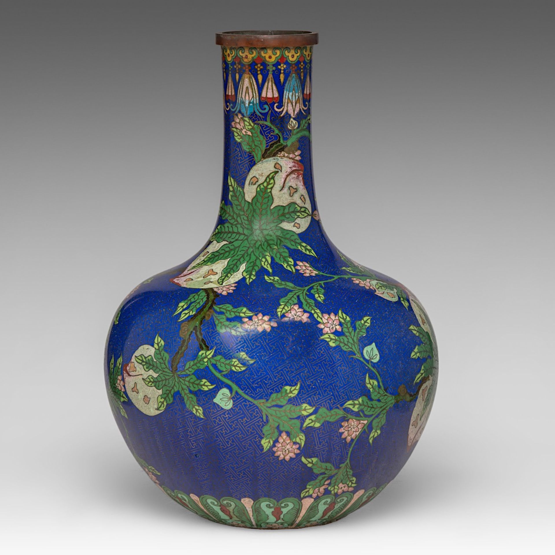 A Chinese cloisonne enamelled 'Nine Peaches' bottle vase, Republic period, H 47,5 cm - Bild 2 aus 6