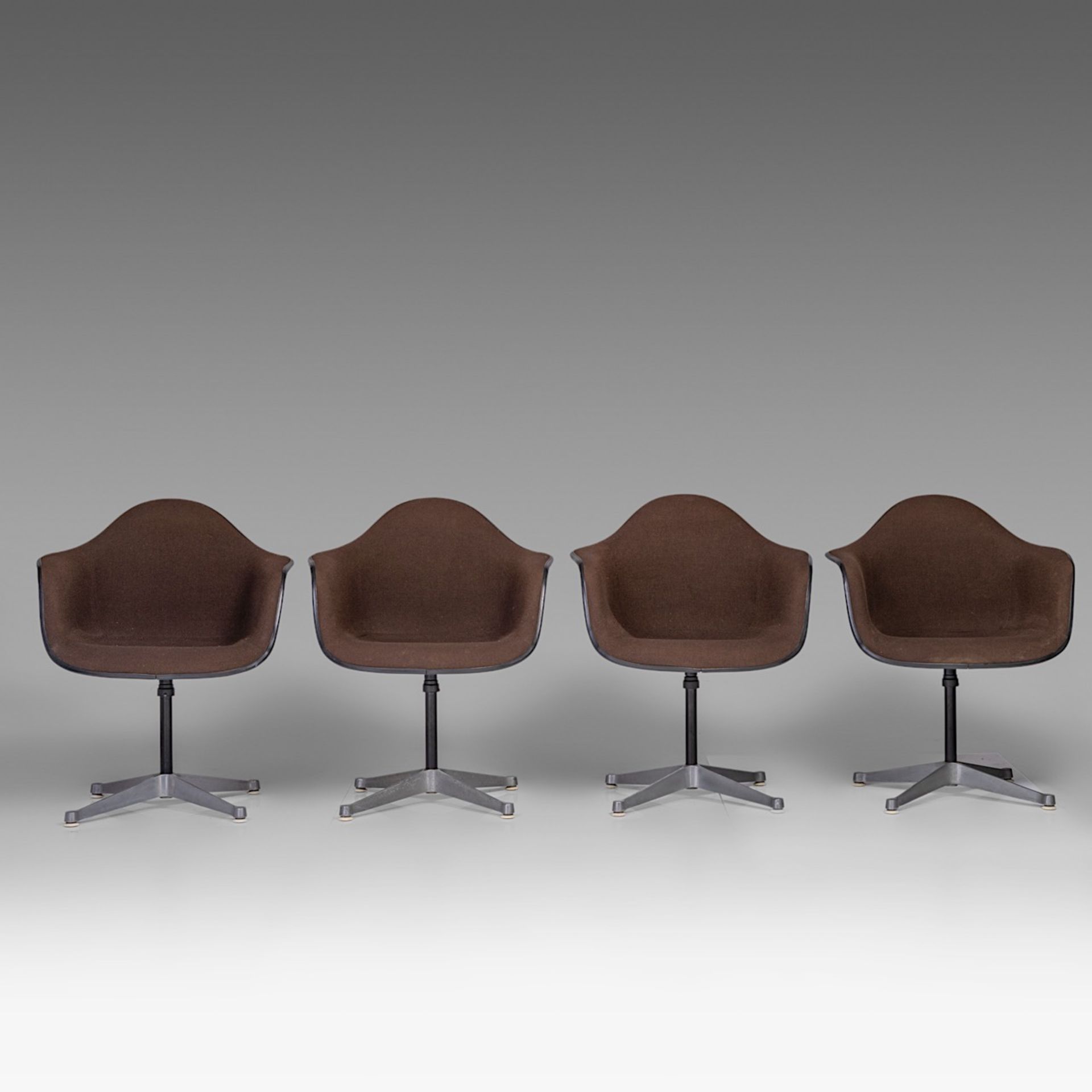 A set of 8 Charles & Ray Eames fibreglass shell chairs for Herman Miller, H 79 cm - Image 4 of 19
