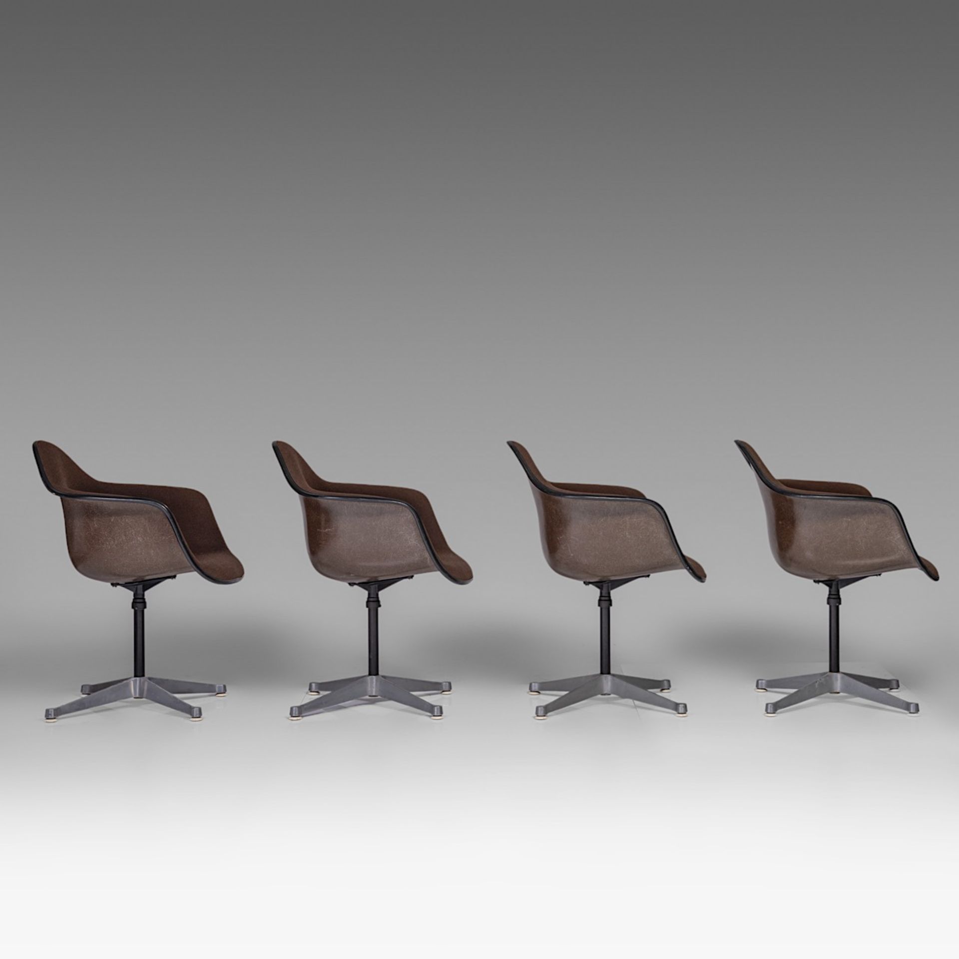 A set of 8 Charles & Ray Eames fibreglass shell chairs for Herman Miller, H 79 cm - Image 14 of 19