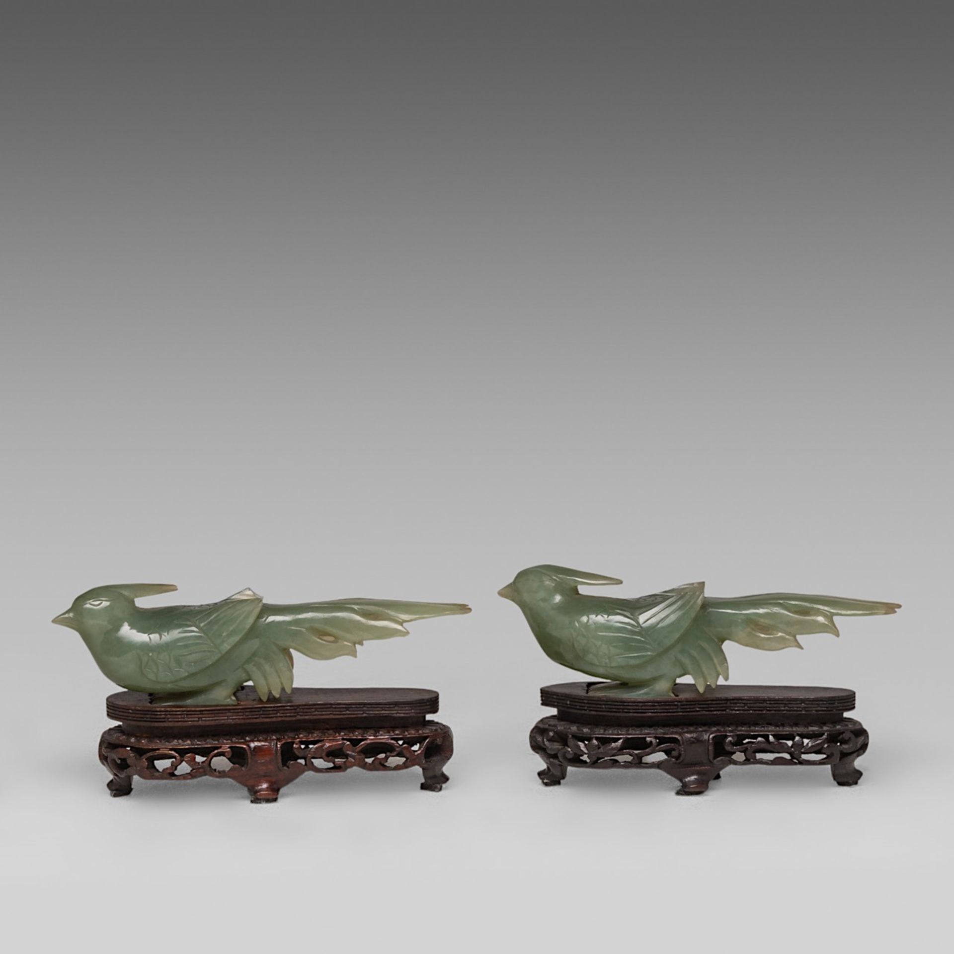 A collection of eleven Chinese mineral carvings and a pair of porcelain dishes, incl. two carnelian - Bild 12 aus 17