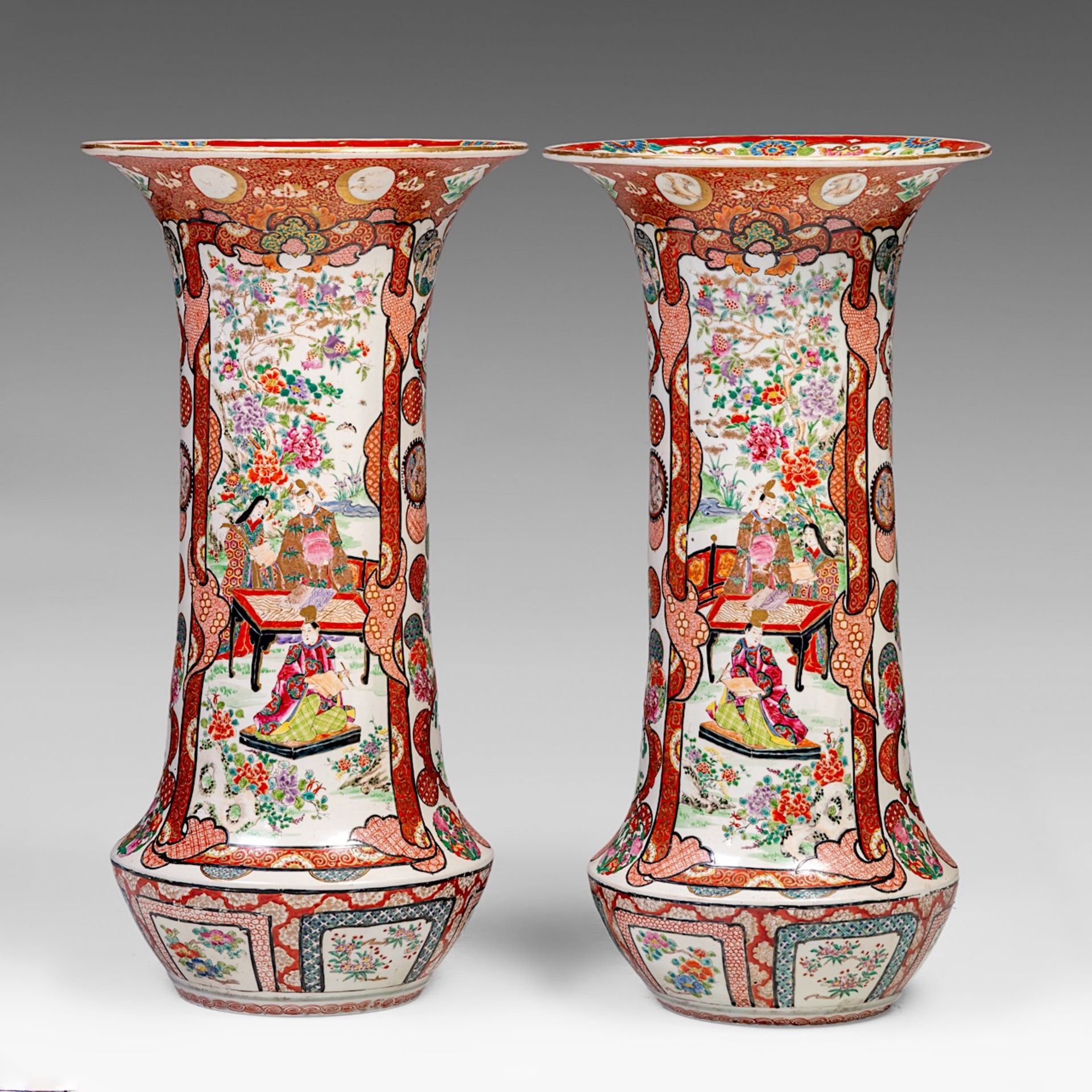 A pair of Japanese Kutani trumpet beaker vases, Meiji-period (1868-1912), H 68 cm - Bild 3 aus 6