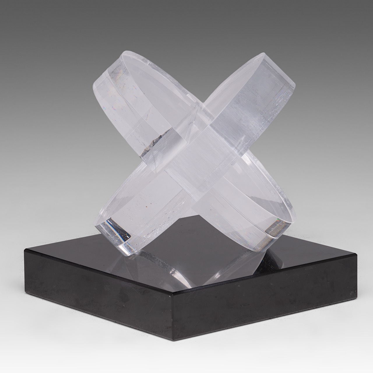 Hilde Van Sumere (1932-2013), 'Weerspiegeling', plexi on a black marble base, H 20 cm (total) - Image 2 of 9