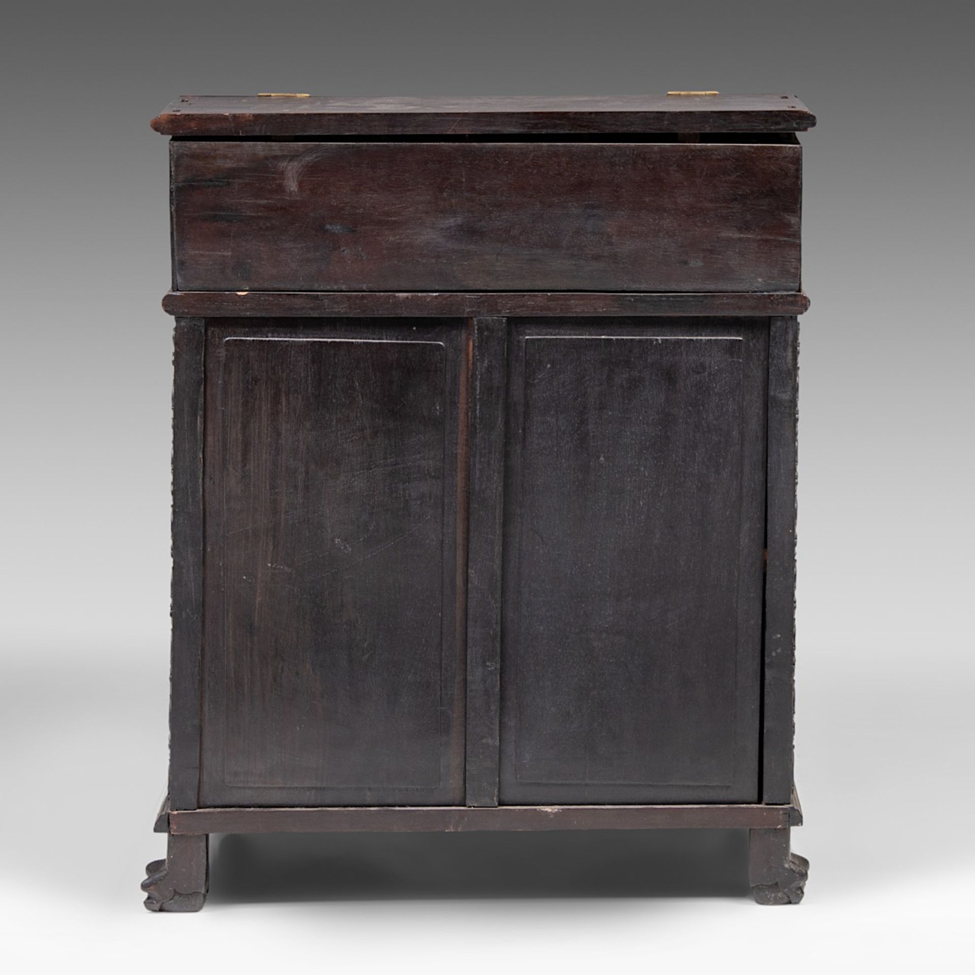 A compact South Chinese carved hardwood writing desk, 19thC, H 83 - W 66 - D 62 cm - Bild 5 aus 10
