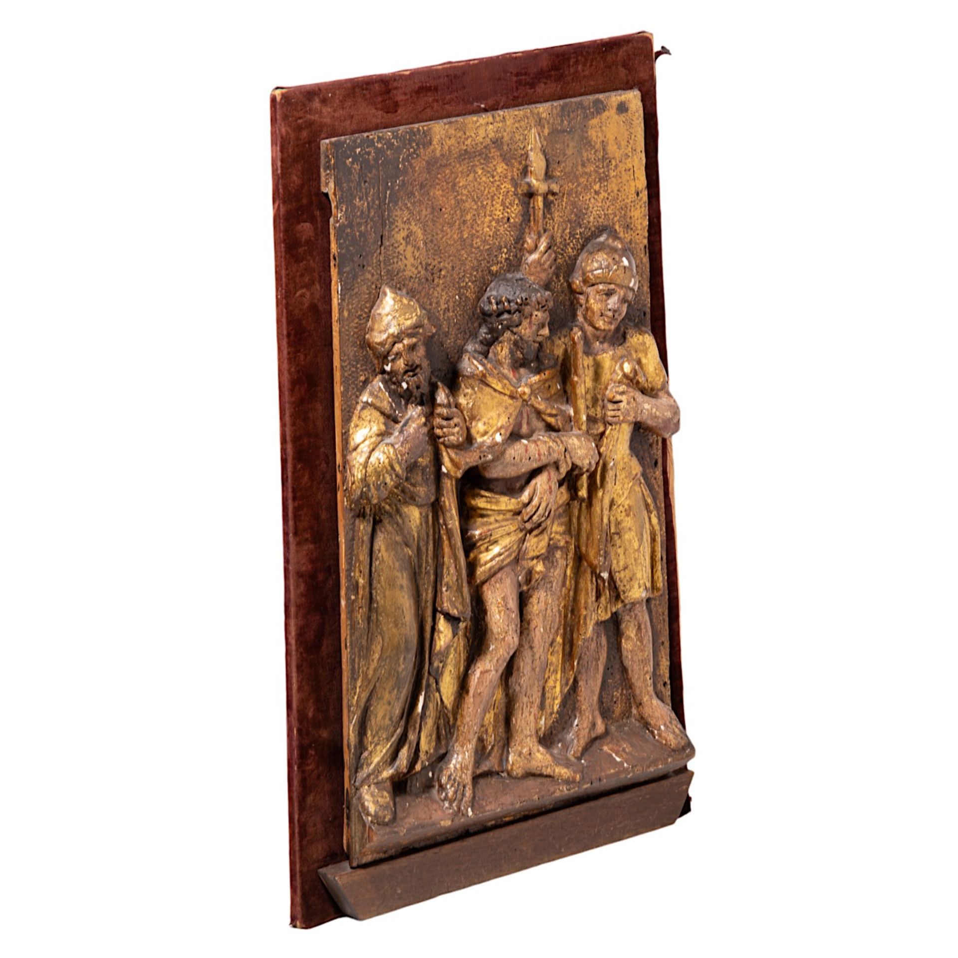 A polychrome and gilt limewood retable fragment depicting 'Ecce Home', H 43 - W 25 cm - Image 3 of 4