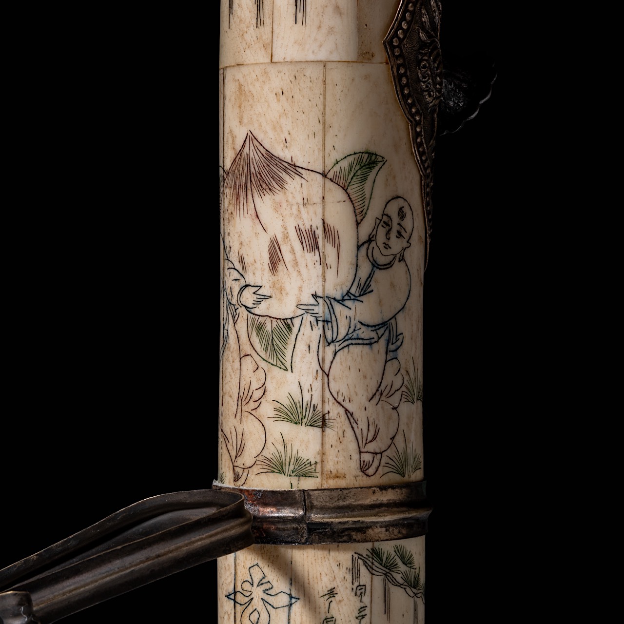 A Chinese opium pipe of engraved bone and metal, 20thC, L 30 cm - Image 20 of 22