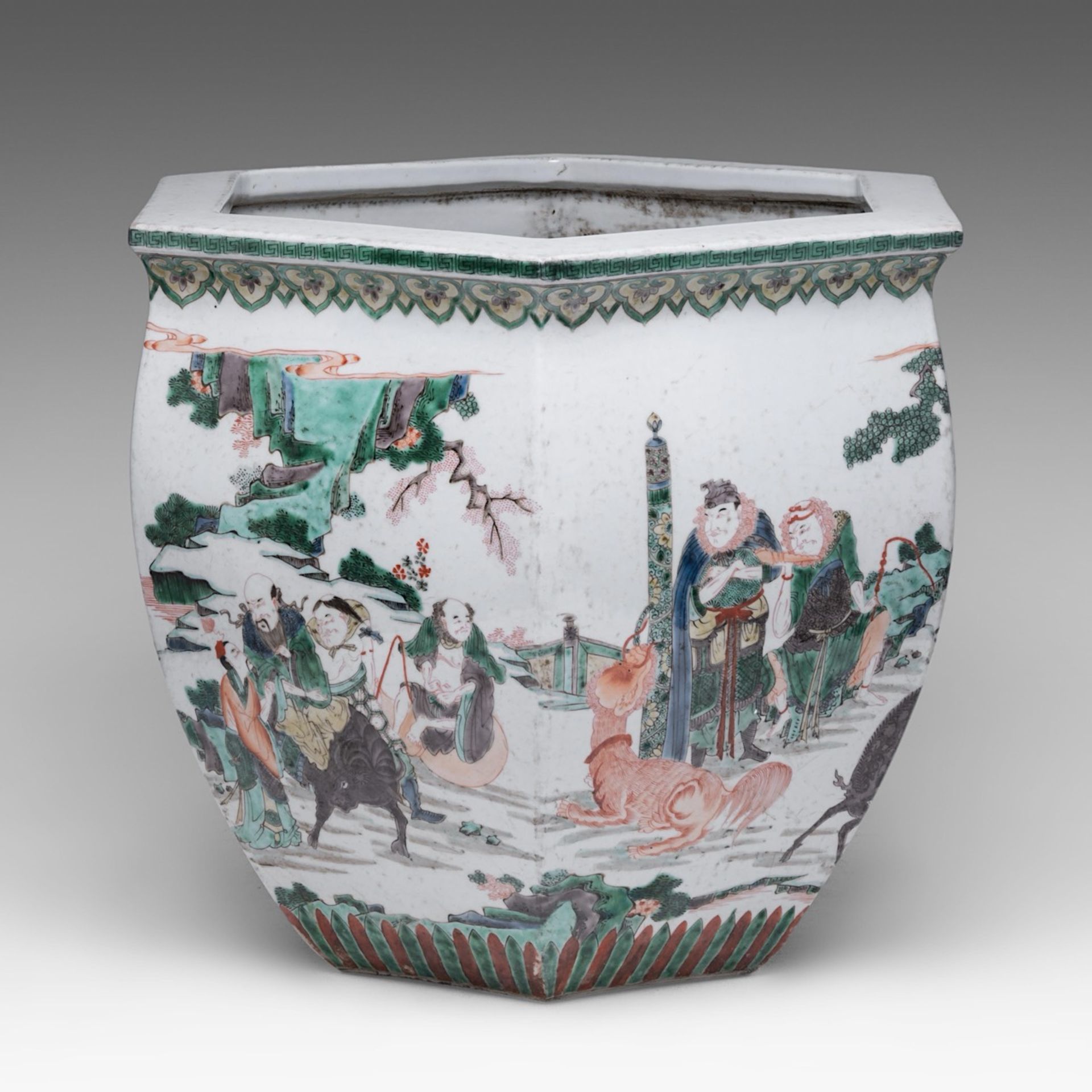 A Chinese famille verte 'Immortals' hexagonal jardiniere, Republic period/ 20thC, H 37 - W 46 cm - Image 4 of 6