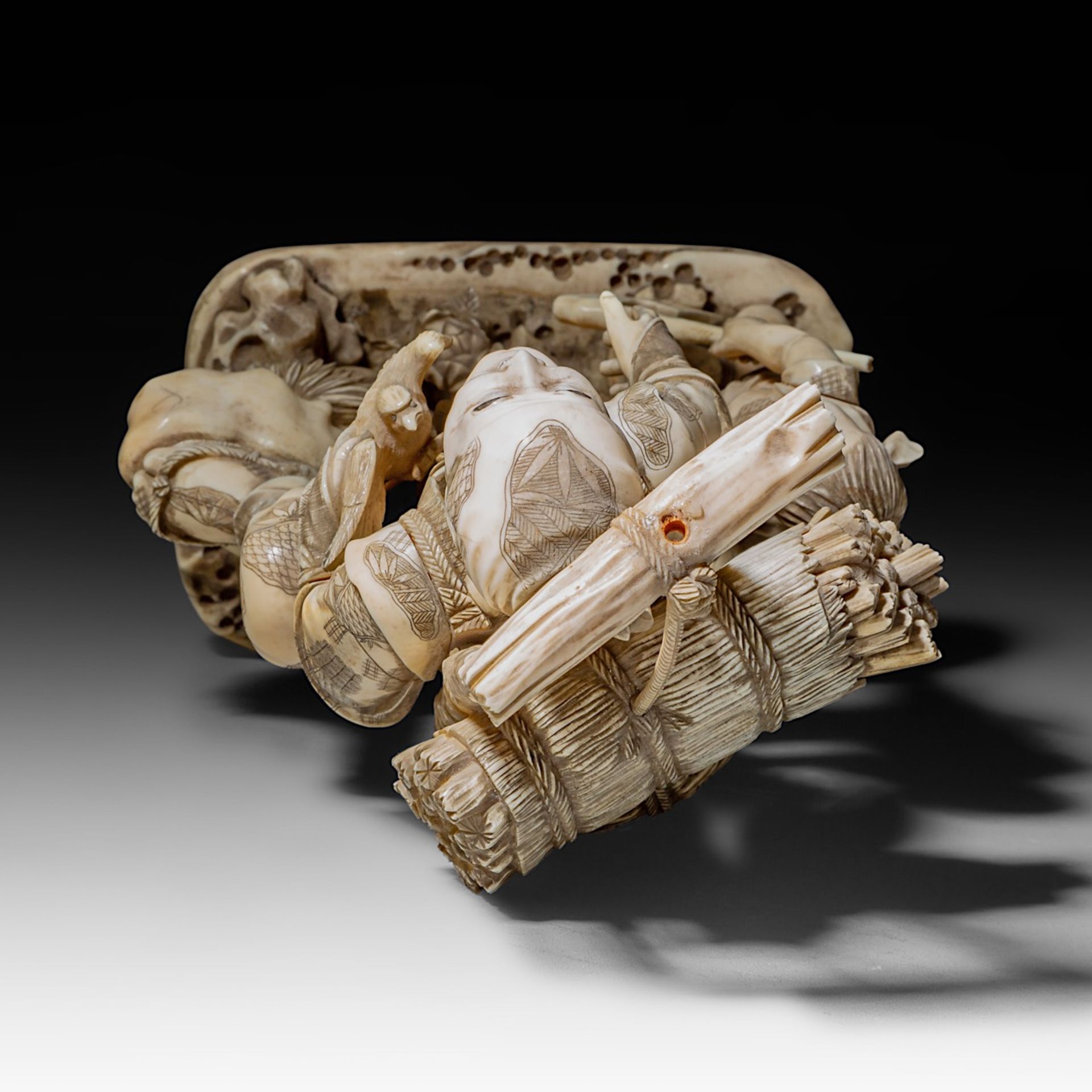 A large and fine Japanese walrus ivory okimono of a falconer and his son watching an eagle, Meiji pe - Bild 8 aus 13