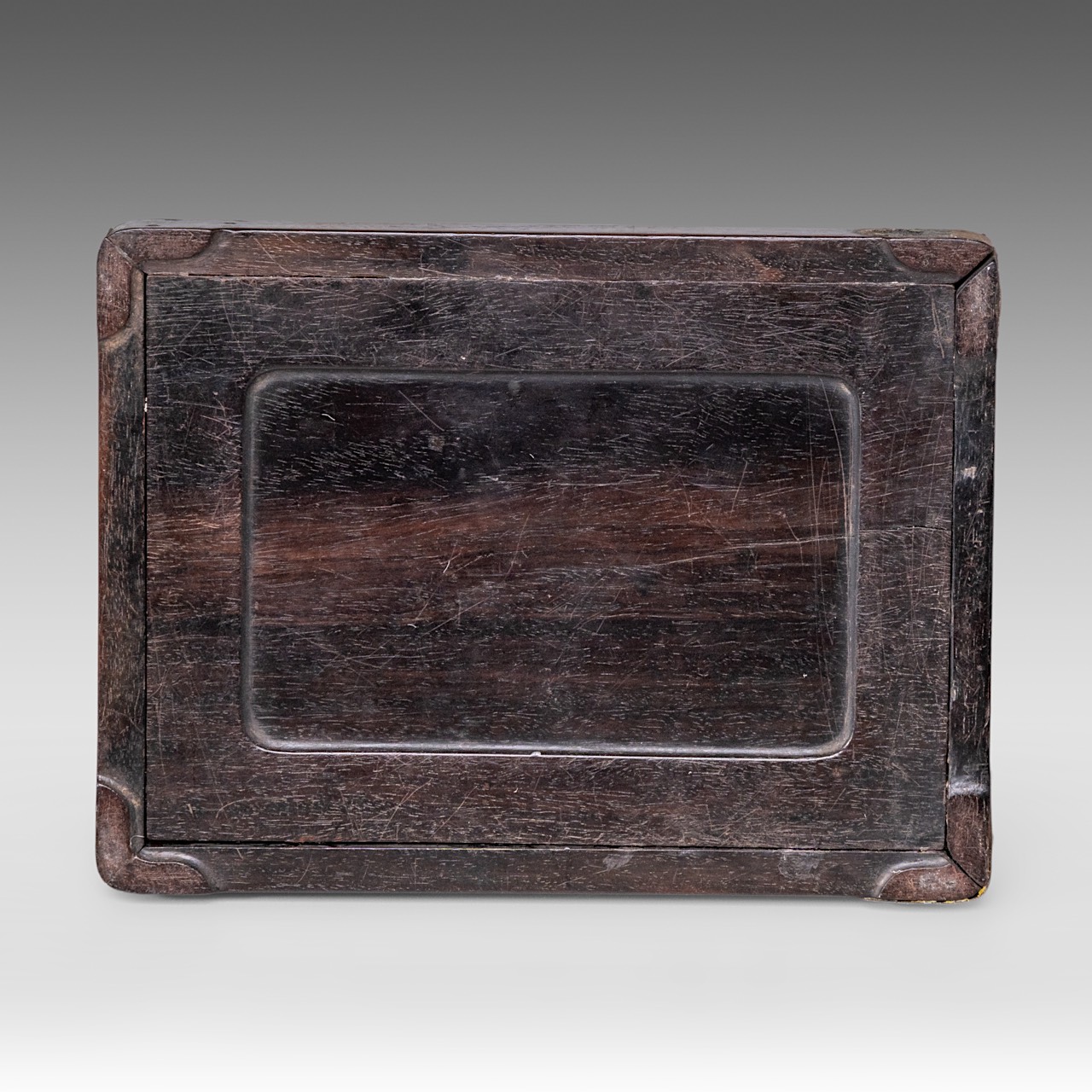 A Chinese hardwood box and cover, presumably zitan wood, late Qing, 18 x 13,5 - H 5 cm - Image 10 of 10