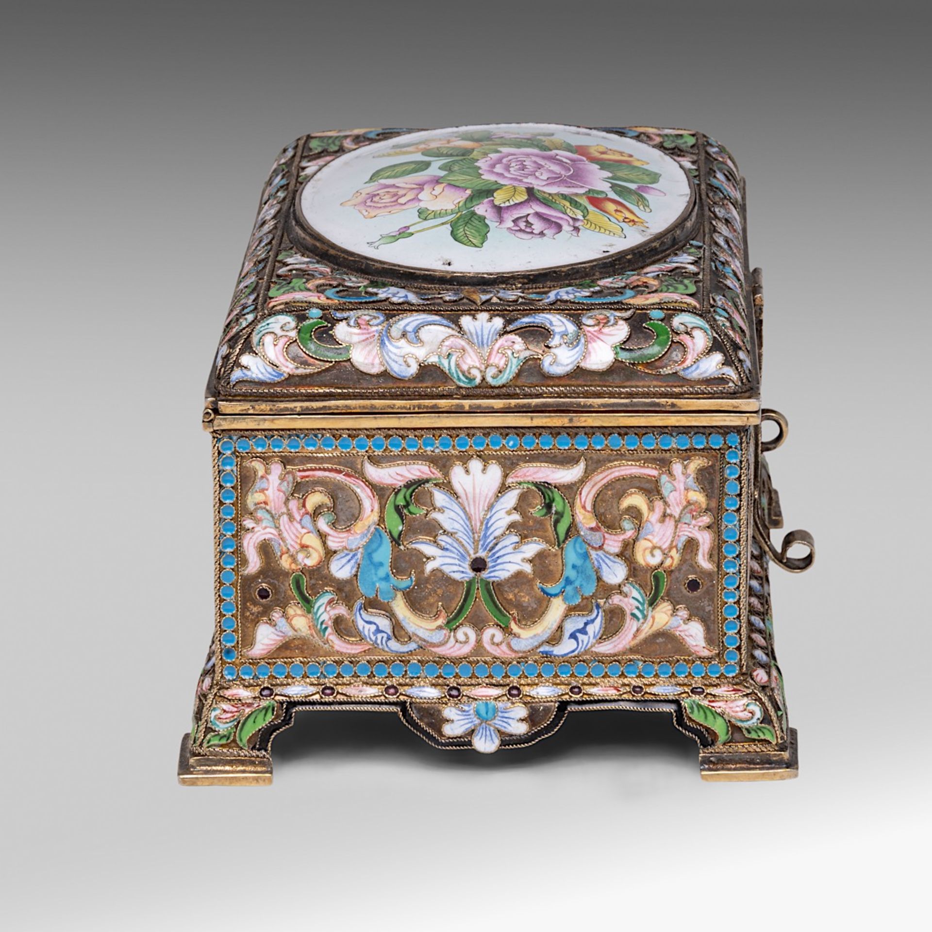 A Russian silver and enamel floral decorated jewellery box, hallmarked 84 Zolotniki, H 8 - 15 - 10 c - Image 5 of 9