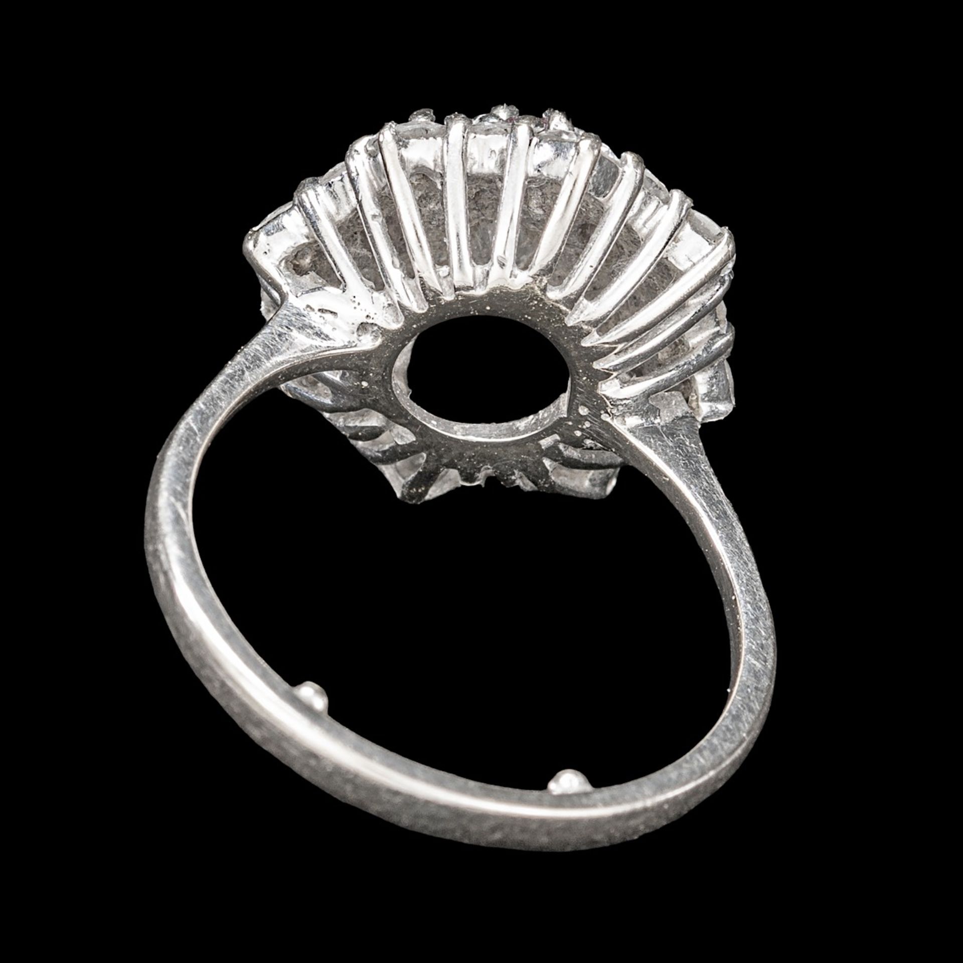 An 18ct white gold flower-shaped engagement ring, weight 5,2 g. - size 4,5 - Bild 4 aus 4