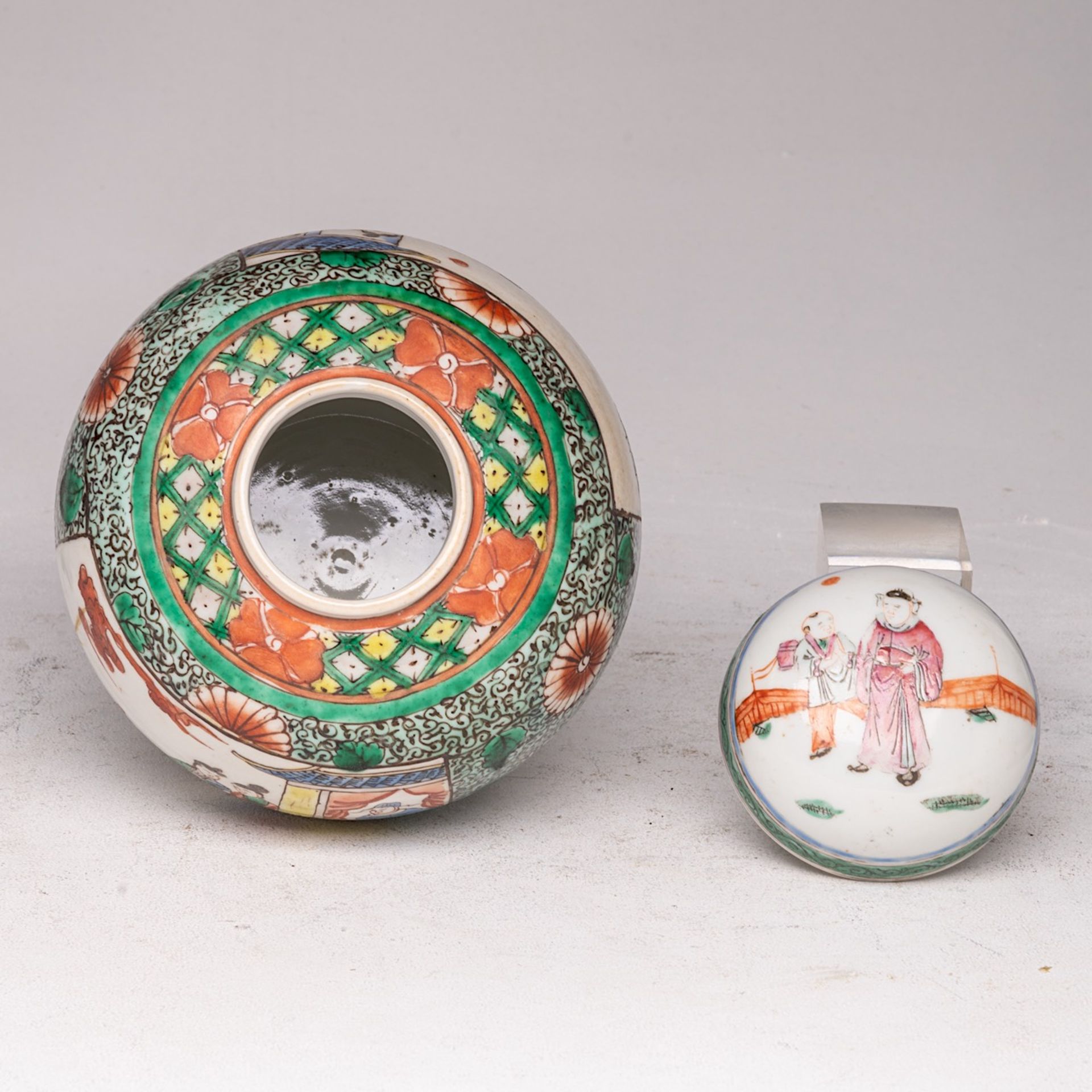 A small collection of four Chinese famille rose ware, including one famille jaune 'Wan Shou Fu Jiang - Image 9 of 10