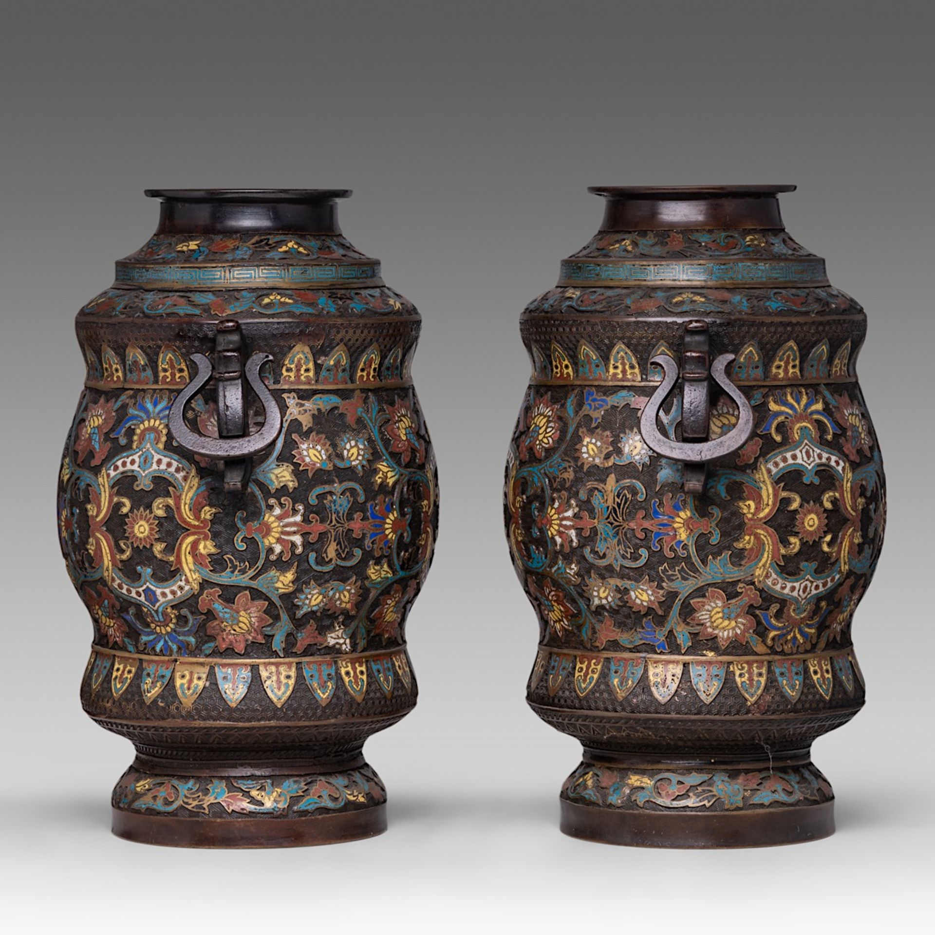 A pair of Japanese champleve enamelled bronze 'Scrolling Lotus' vases, paired with stylised dragon h - Bild 2 aus 6