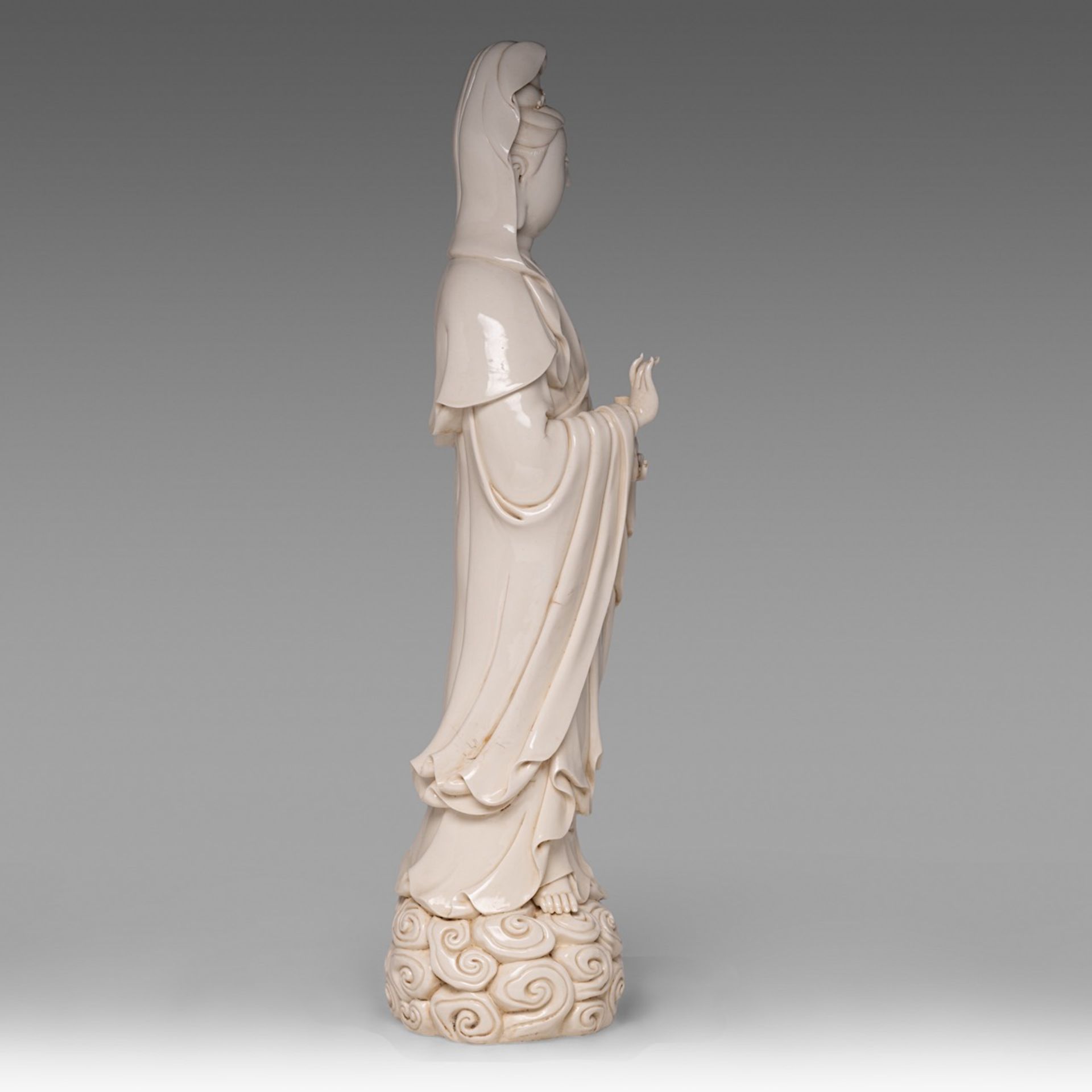 A large Chinese Dehua blanc-de-chine standing Guanyin, marked 'He Chaozong', H 69 cm - Bild 5 aus 9