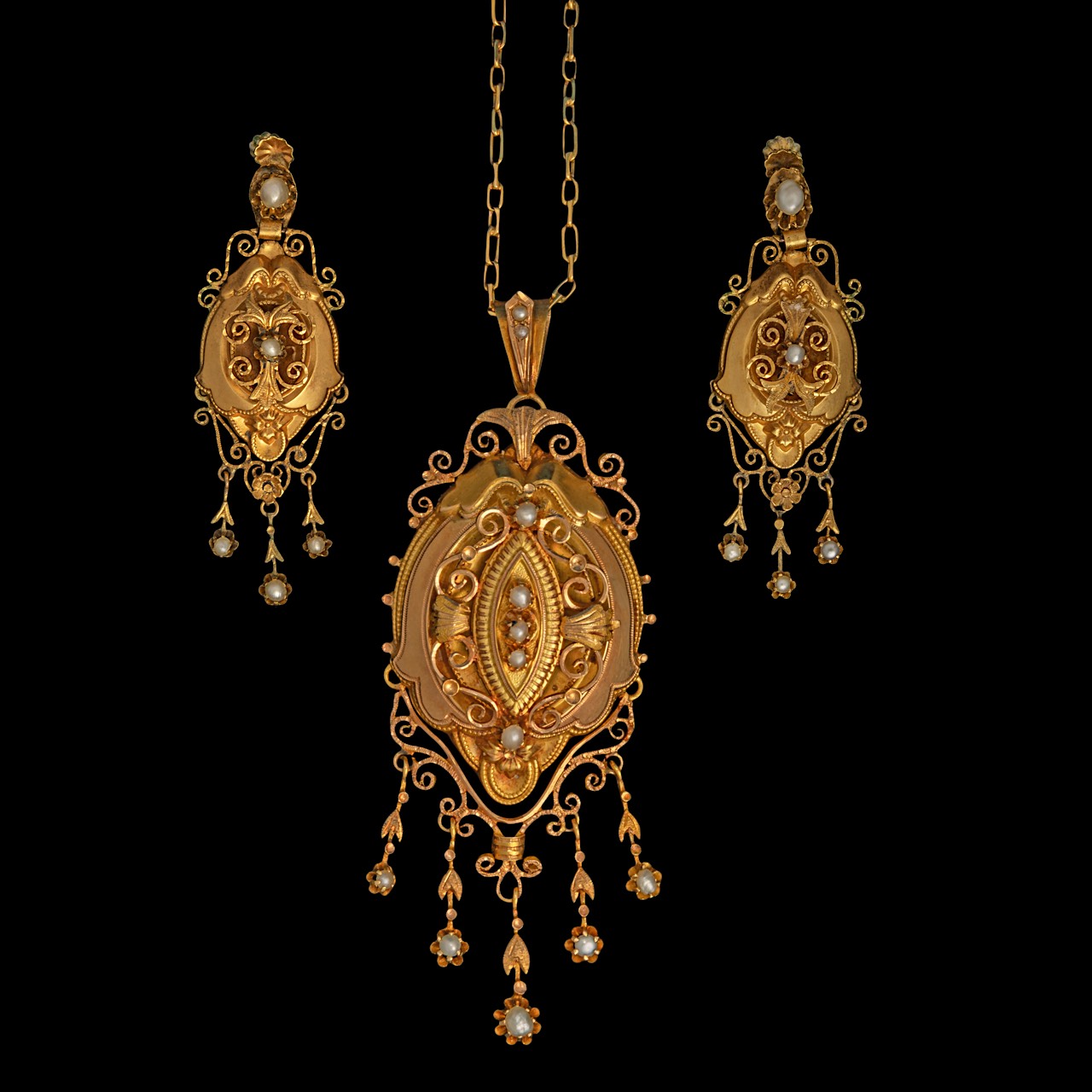 A classic Victorian 18ct yellow gold garniture set, set with pearls, total weight: ca 22,8 g
