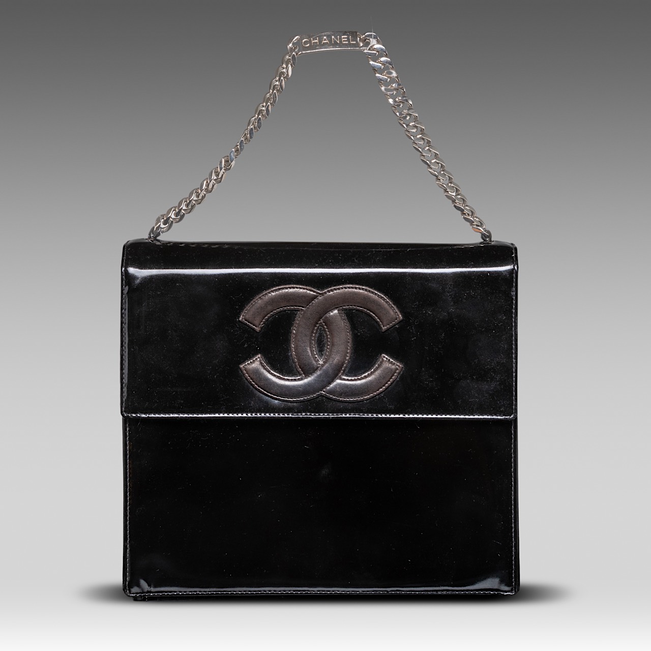 A Chanel flap handbag in black patent leather, H 22 - W 25 - D 8 cm