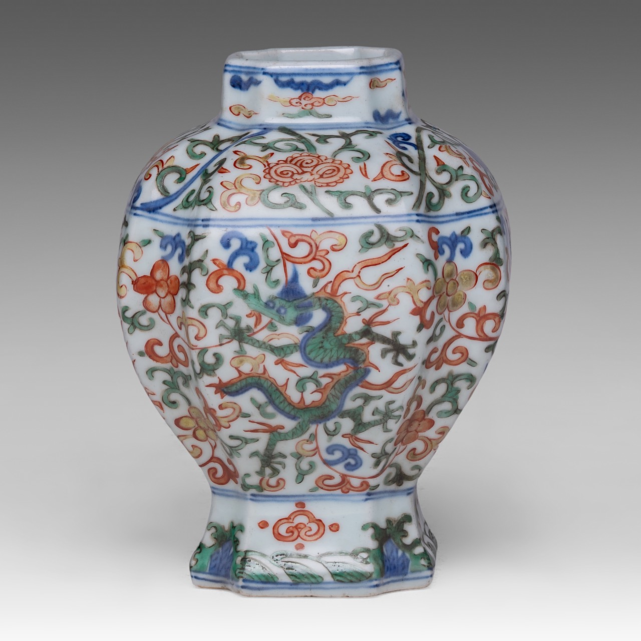 A Chinese wucai 'Dragon' quatrefoil guan jar, with a Jiajing mark, H 19,5 cm