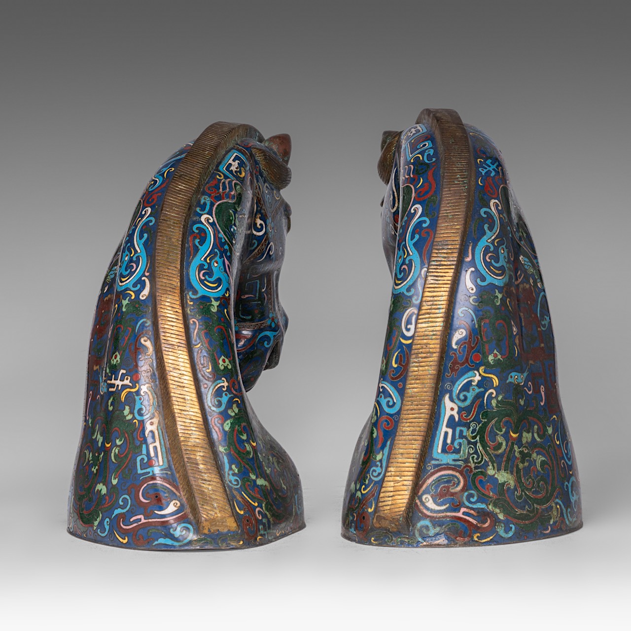A pair of Chinese cloisonne enamelled large heads of horses, 20thC, both H 32 cm - Image 5 of 7