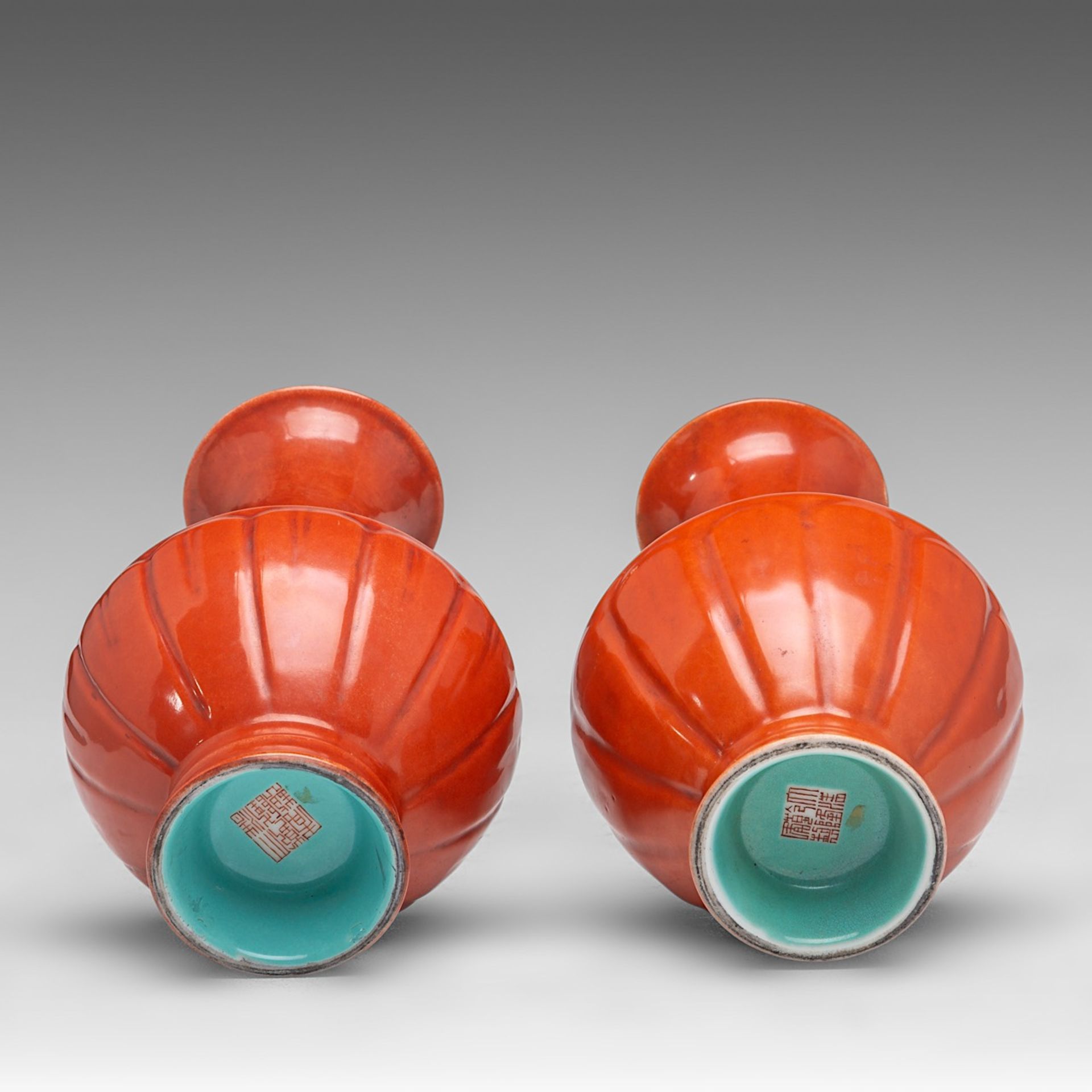 A similar pair of Chinese coral-red ground 'Dragon' vases, with a Qianlong mark, 19thC, H 19 - 19,5 - Bild 6 aus 6