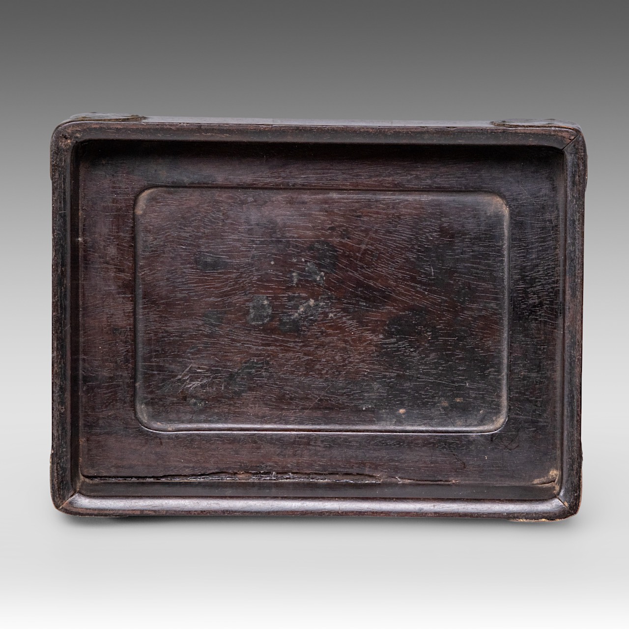 A Chinese hardwood box and cover, presumably zitan wood, late Qing, 18 x 13,5 - H 5 cm - Image 8 of 10