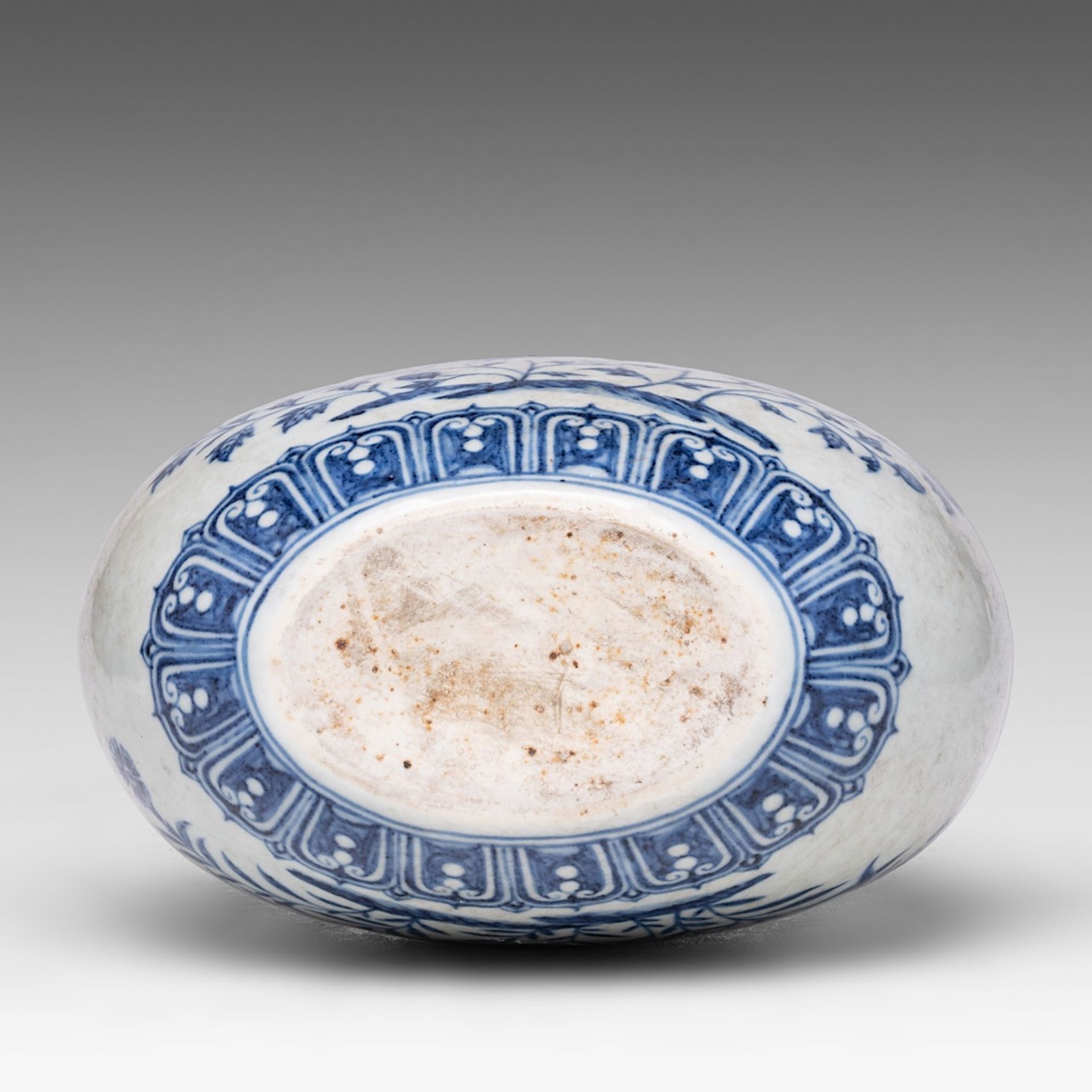 A Chinese blue and white 'Carnation and Aster' moon flask, paired with arched scroll handles, H 29,5 - Bild 6 aus 6