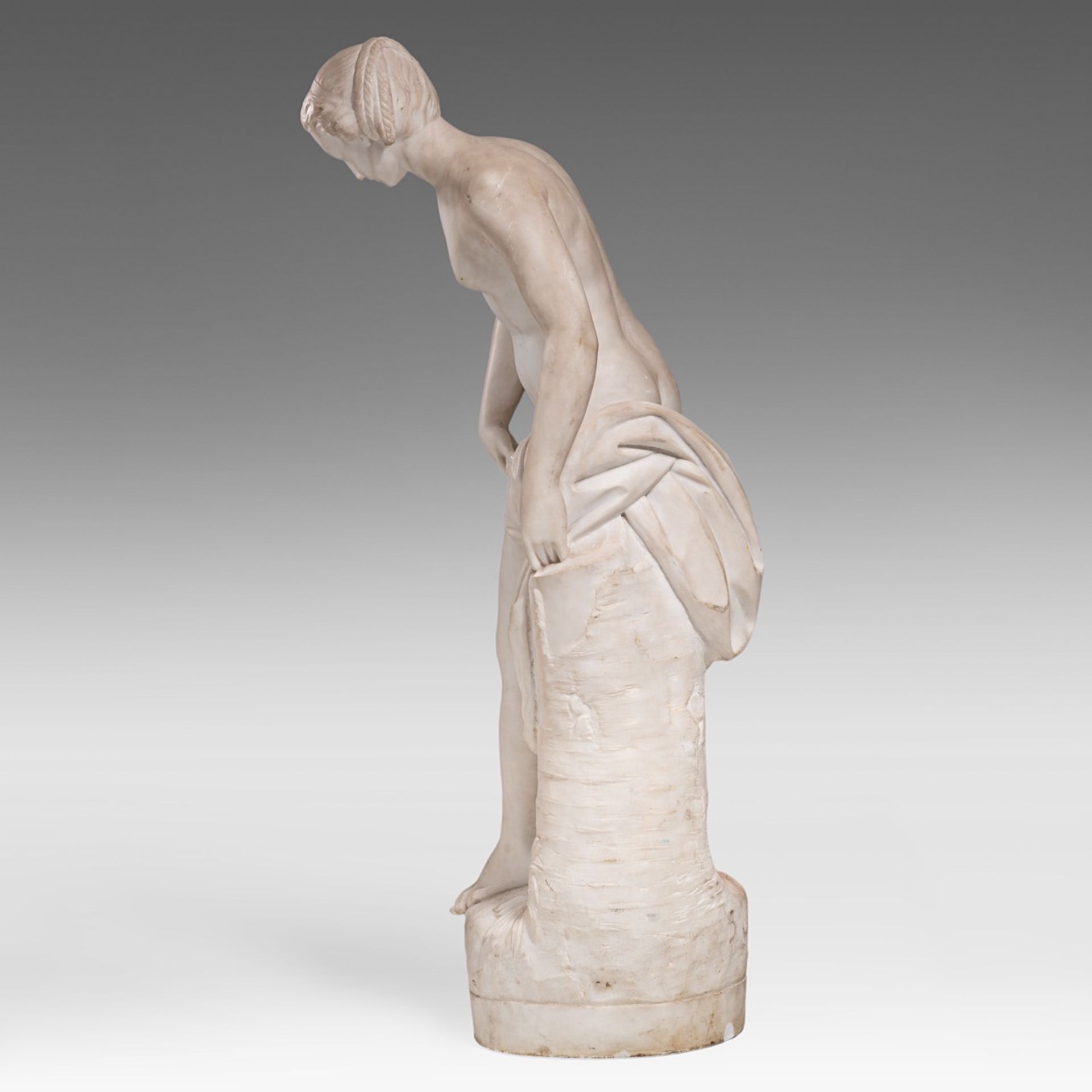 A Carrara marble sculpture of the bathing Venus, ca. 1900, H 98 cm - Image 2 of 11