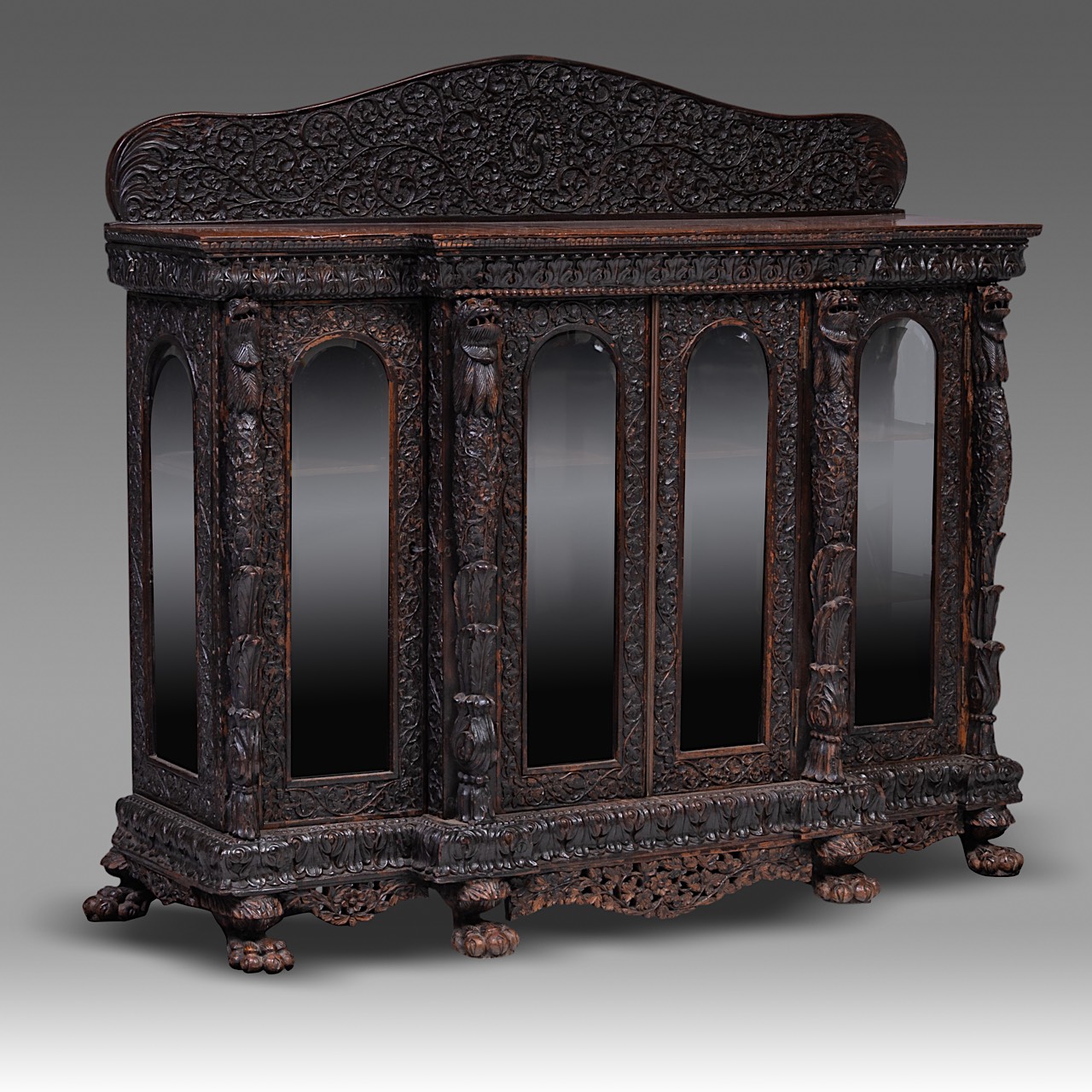 A carved hardwood Anglo-Indian display cabinet, 19thC, H 113,5 cm - W 130 cm - D 40 cm - Bild 2 aus 8