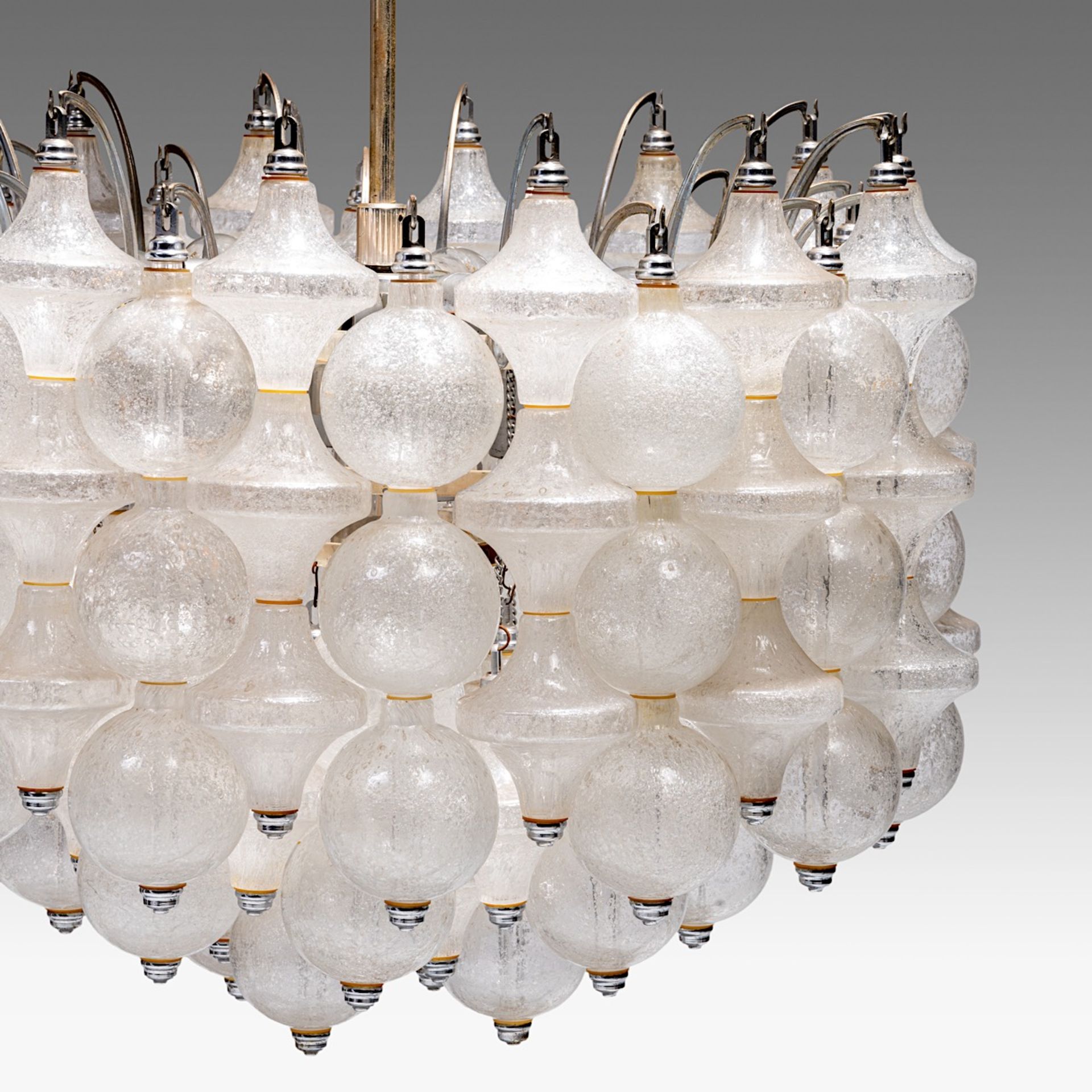 A '60s design Murano glass 'Tulipan' chandelier by J.T. Kalmar, H 88 - dia 57 cm - Bild 5 aus 6