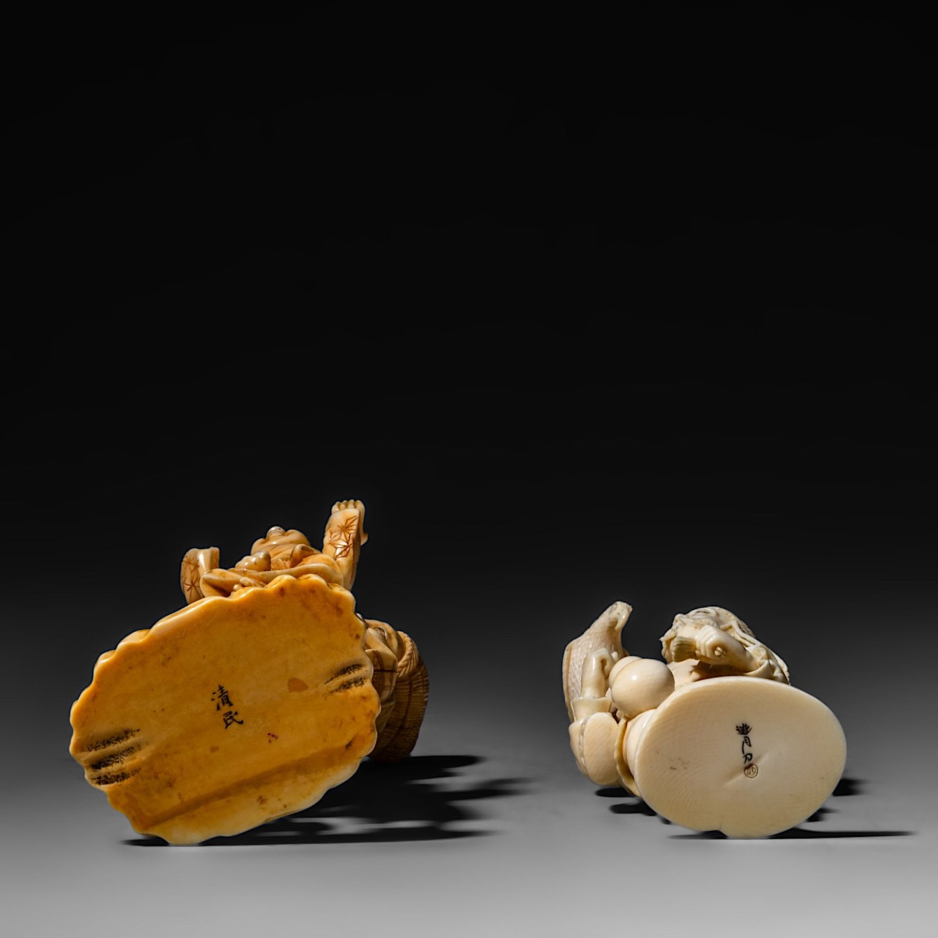 Two ivory okimono, Meiji period (1868-1912); one of a huntsman and his hawk, H 14,7 cm - 177 g, one - Image 7 of 10