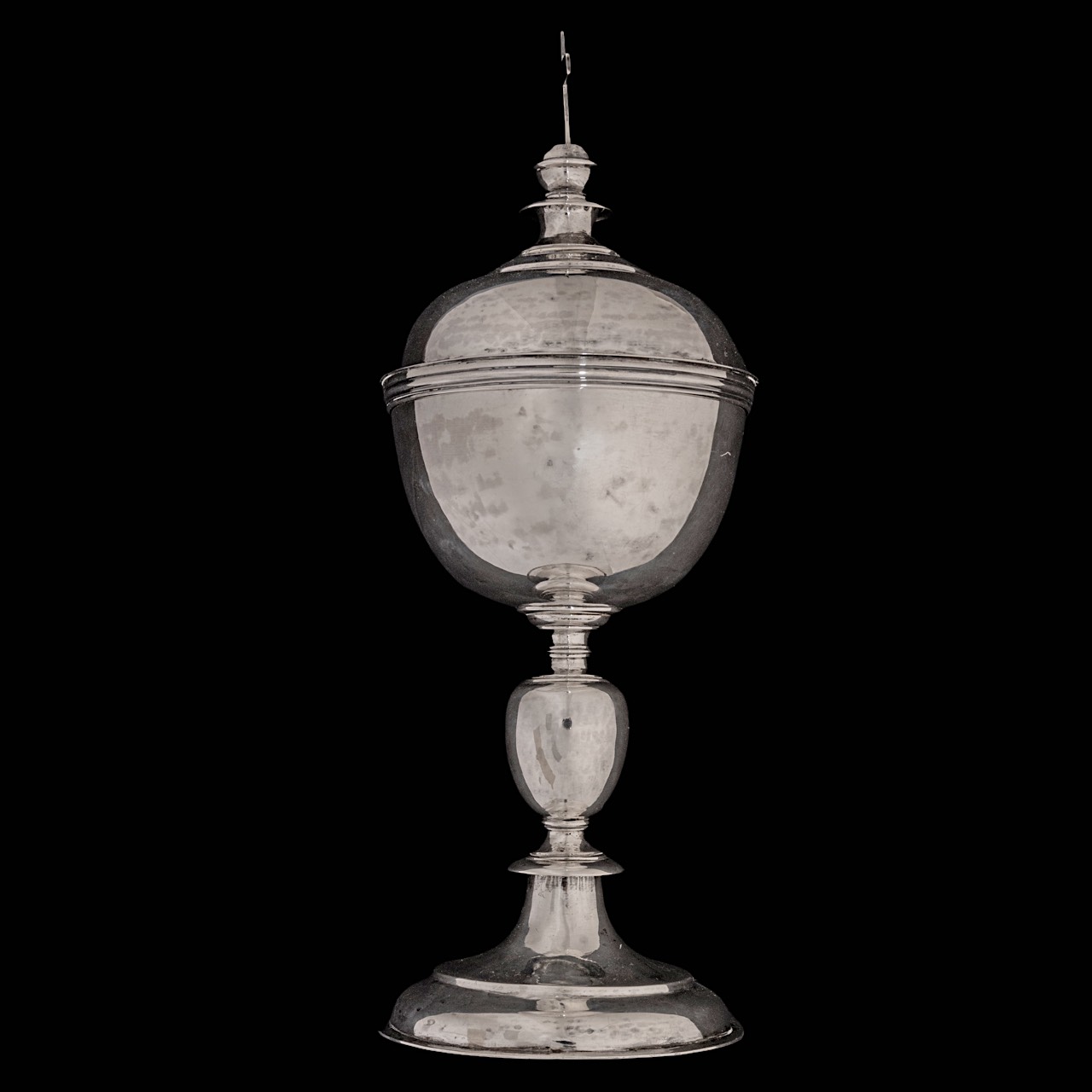 A sober Baroque style 18thC silver ciborium, H 26,8 cm/weight 344 g. - Image 4 of 9