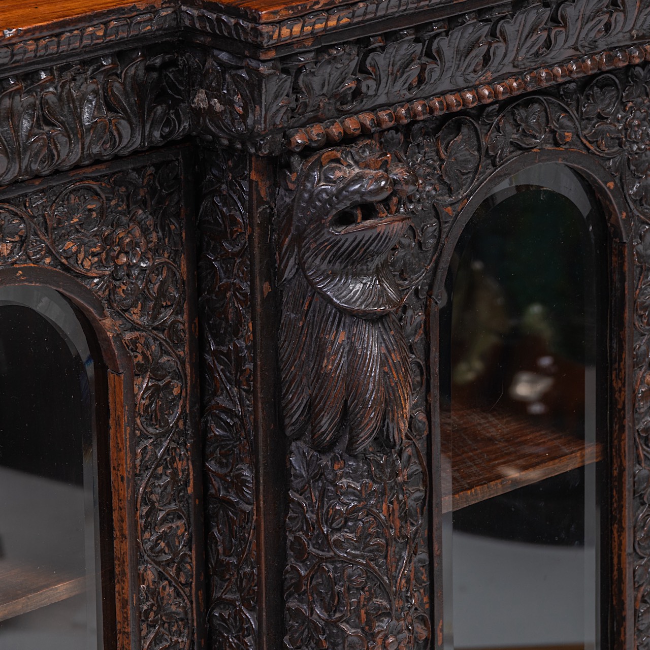 A carved hardwood Anglo-Indian display cabinet, 19thC, H 113,5 cm - W 130 cm - D 40 cm - Bild 6 aus 8