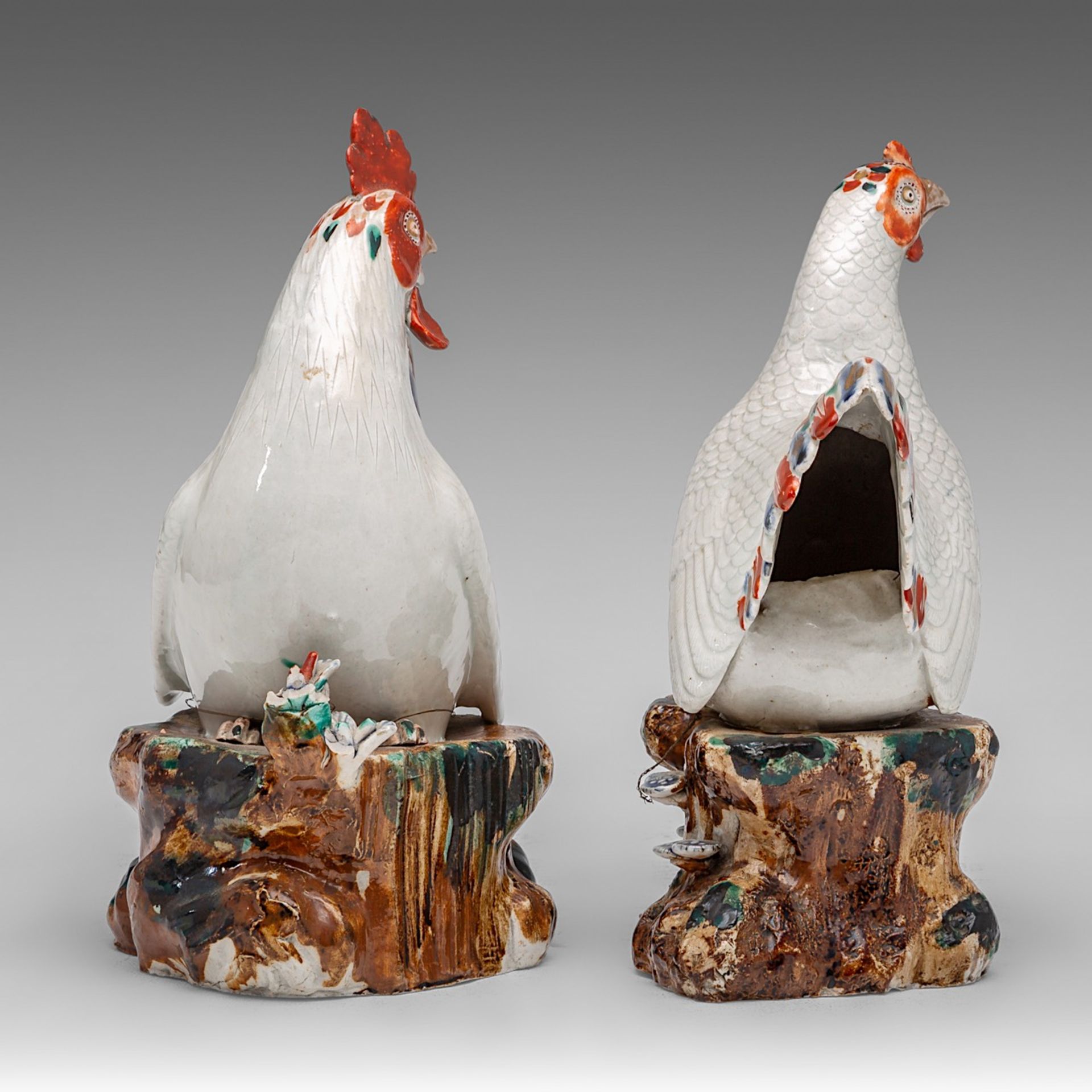 Two pairing Japanese Arita models of a Cockerel and a Hen, Edo period (late 17thC), H 25,5 - 26,4 cm - Image 5 of 7