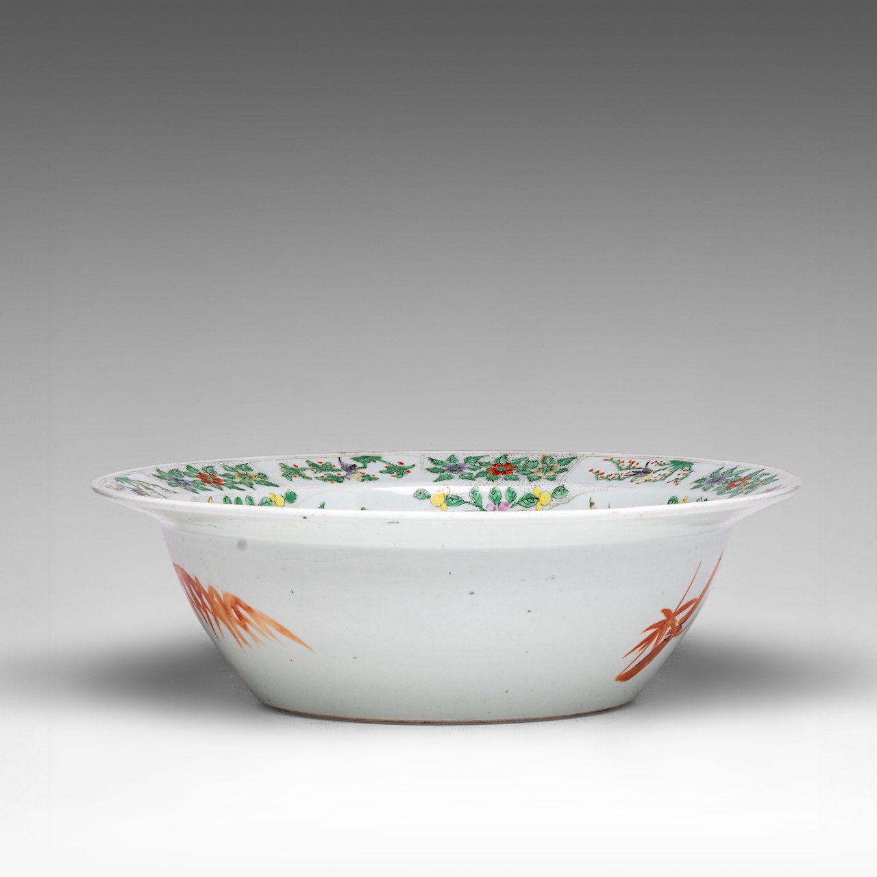 A Chinese Qianjiangcai 'Ladies in a chamber' basin bowl, late 19thC, dia 37,5 - H 11,8 cm - Image 5 of 7