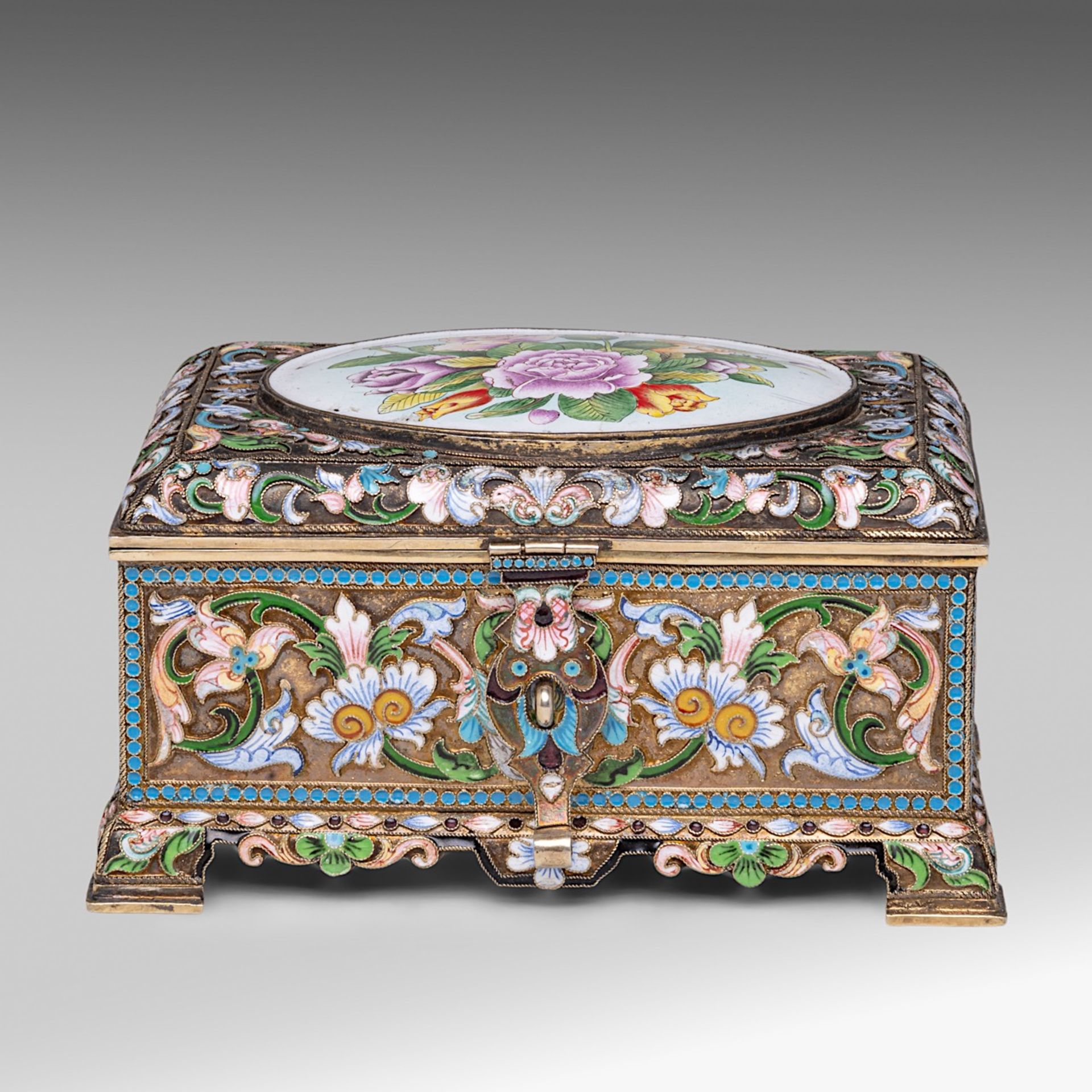 A Russian silver and enamel floral decorated jewellery box, hallmarked 84 Zolotniki, H 8 - 15 - 10 c - Image 2 of 9