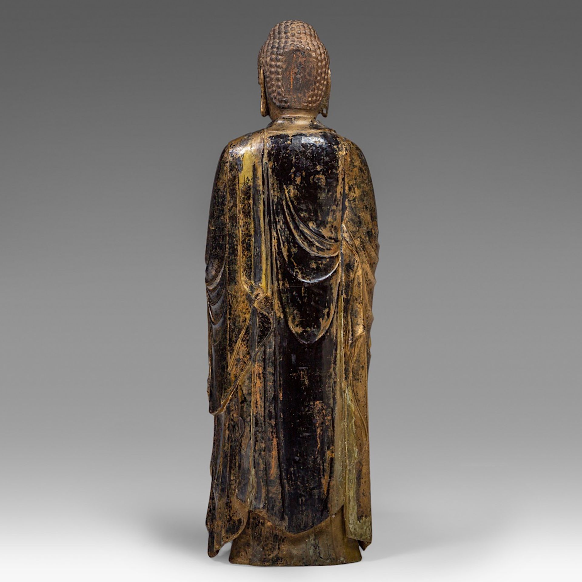 An imposing Japanese gilt lacquered standing Buddha Shakyamuni, Meiji period, H 101 cm - Bild 4 aus 8