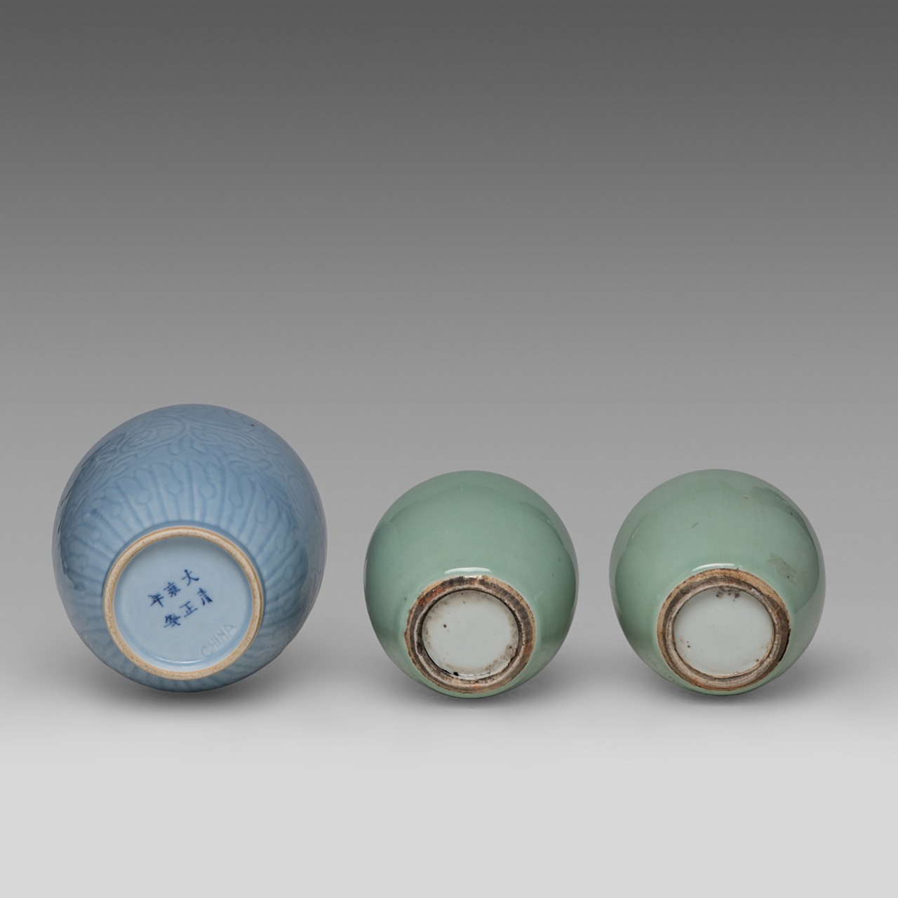 A small collection of six Chinese porcelain ware, Kangxi and late Qing, tallest H 23 cm (6) - Image 7 of 19