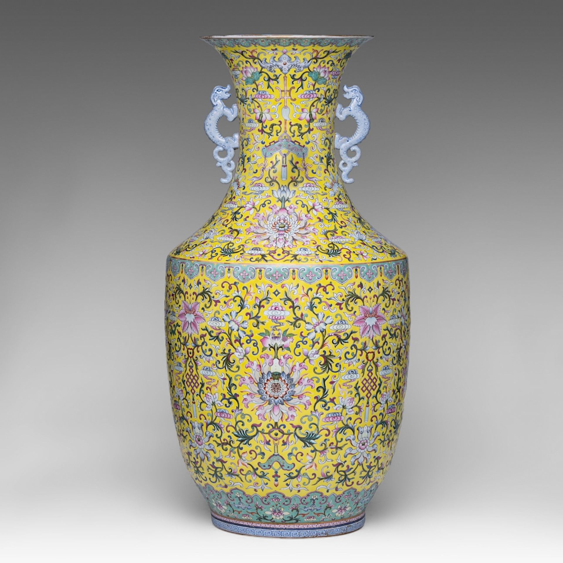 An imposing Chinese famille jaune 'Scrolling Lotus' vase, paired with dragon handles, late 19thC, H - Bild 3 aus 6