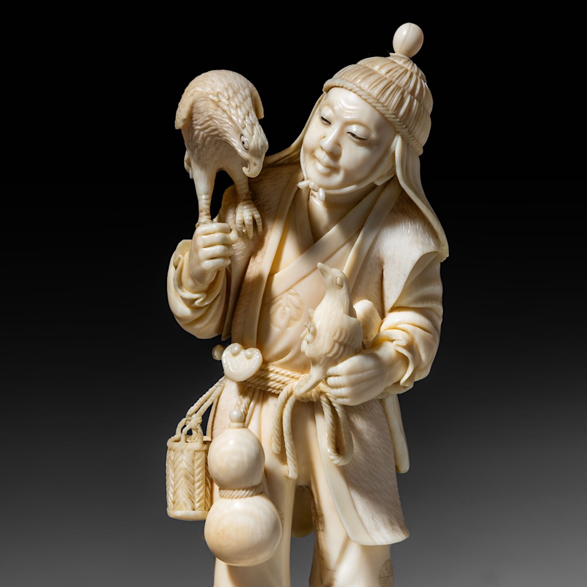 Two ivory okimono, Meiji period (1868-1912); one of a huntsman and his hawk, H 14,7 cm - 177 g, one - Image 10 of 10