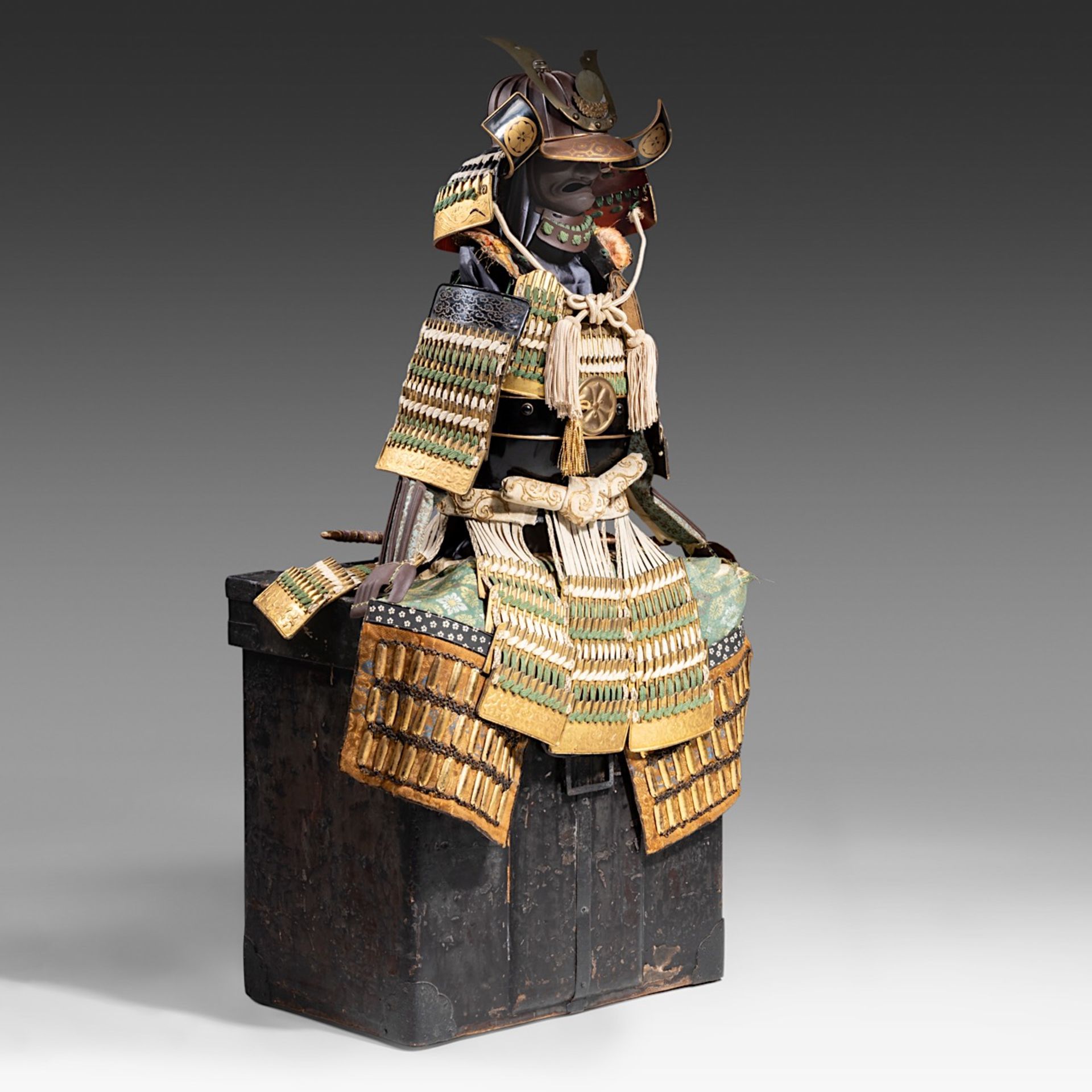A late Edo/Meiji period (19thC) miniature ceremonial suit of armour, including box, total (with box) - Bild 6 aus 8