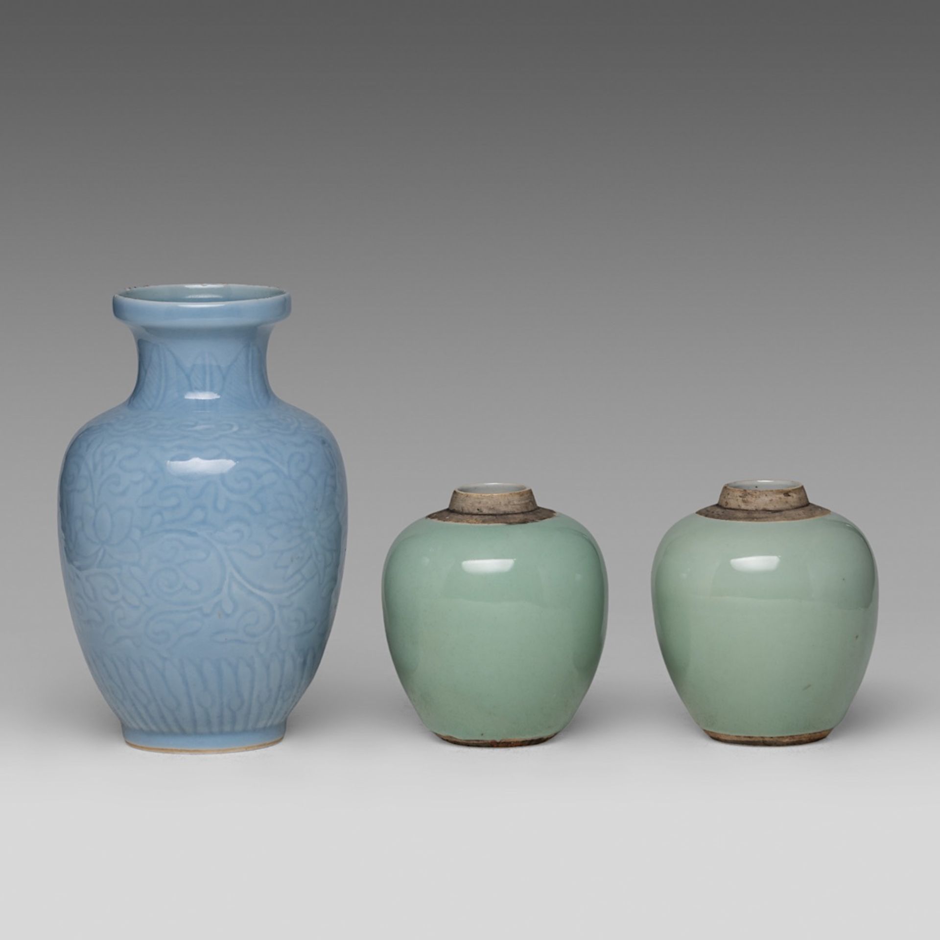 A small collection of six Chinese porcelain ware, Kangxi and late Qing, tallest H 23 cm (6) - Bild 2 aus 19