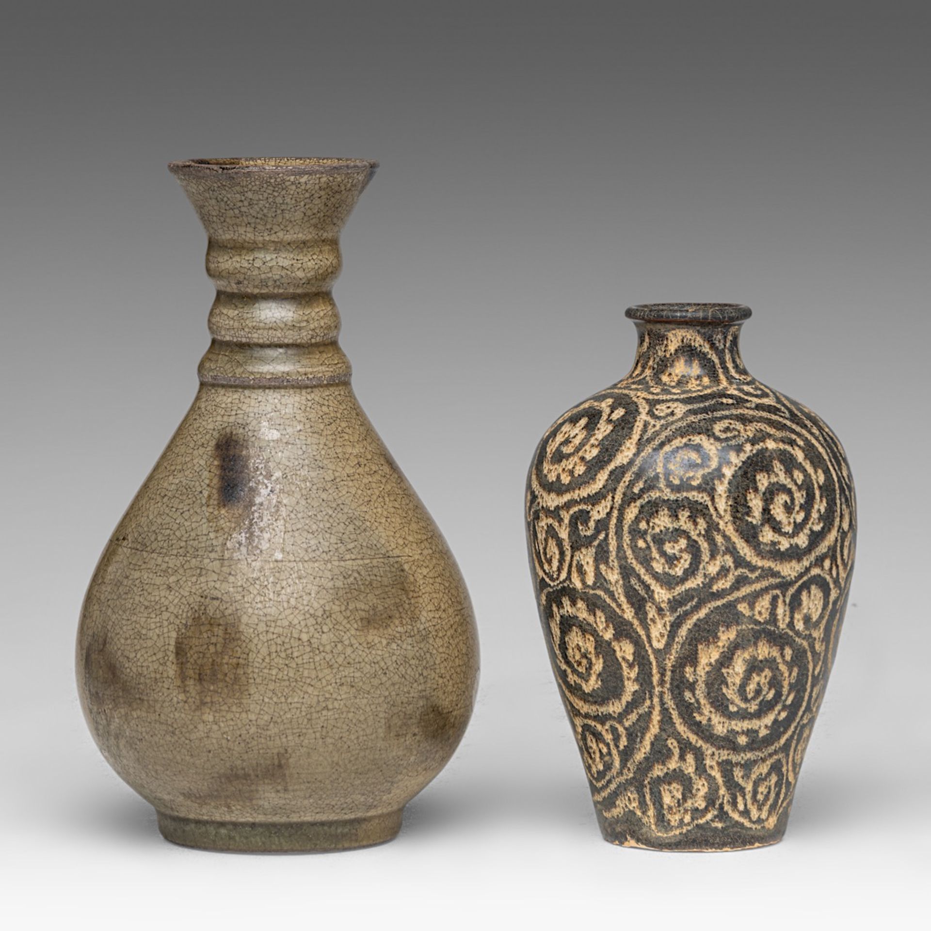 A Chinese floral decorated brown ground Jizhou ware vase, H 16,5 - added a similar type pear-shaped - Image 3 of 6