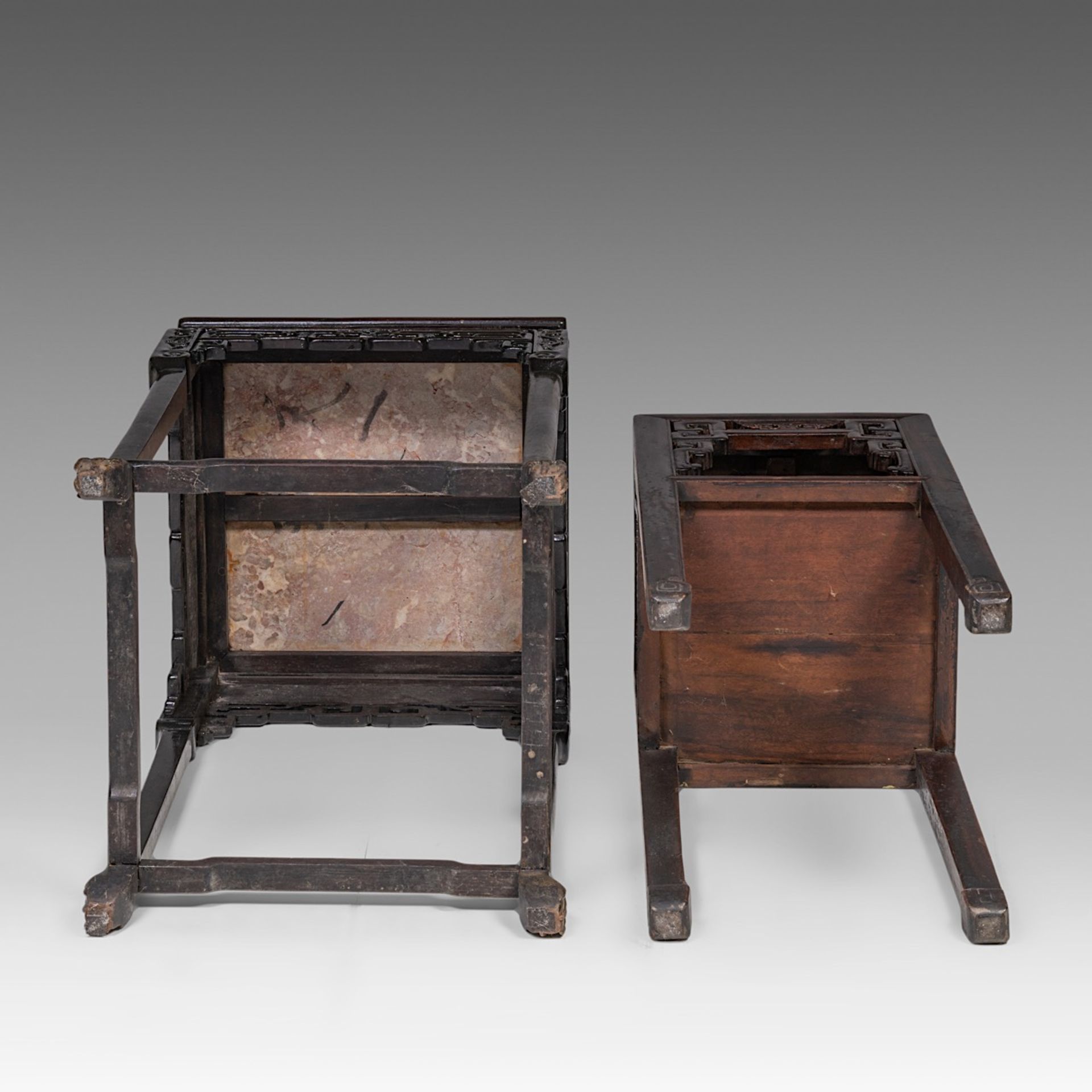 Two South-Chinese carved hardwood bases, one with a marble top, late Qing, largest H 82 - 48 x 48 cm - Bild 7 aus 7