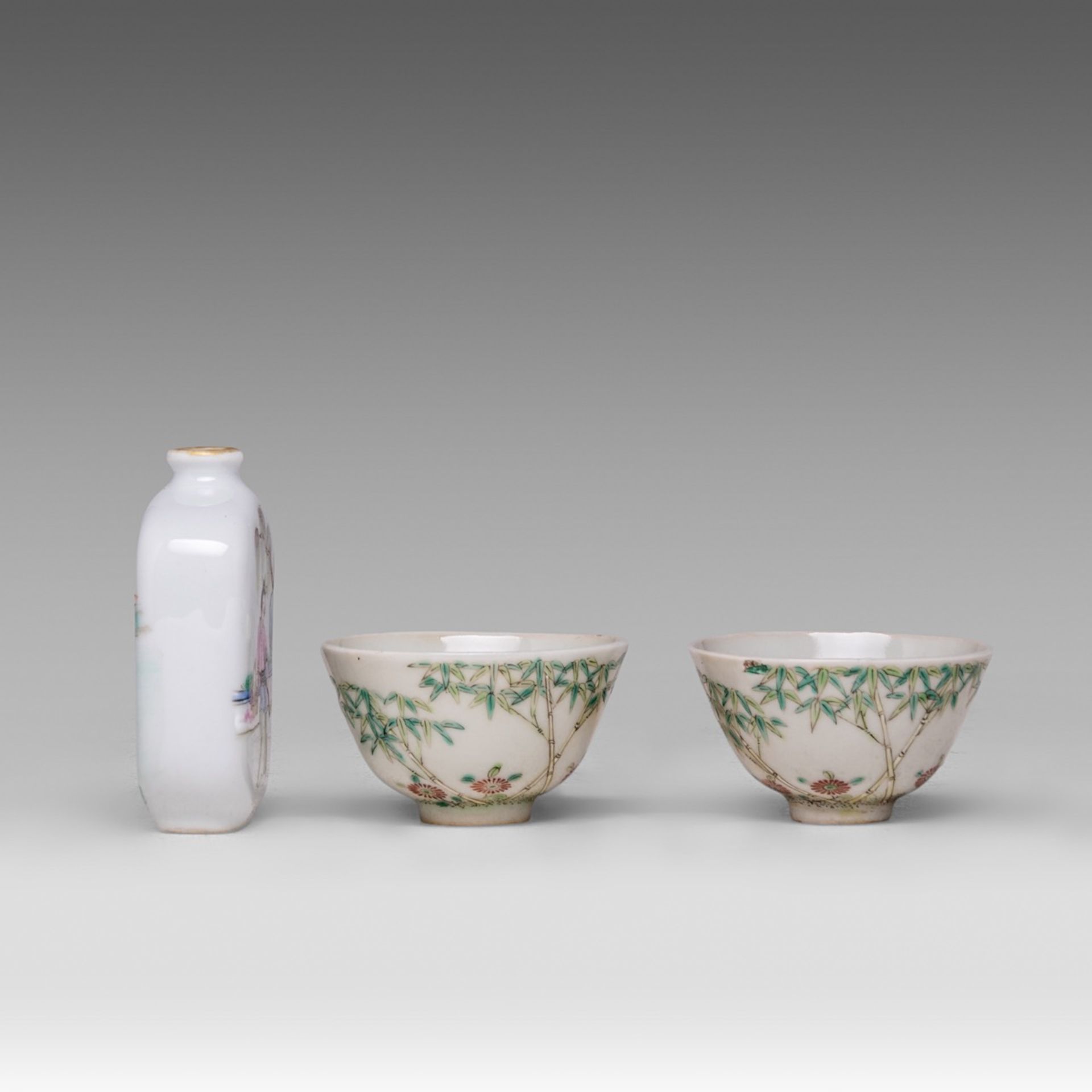 A small collection of Chinese famille rose ware, incl. a pair of fine 'Bamboo' wine cups, Daoguang m - Bild 5 aus 13