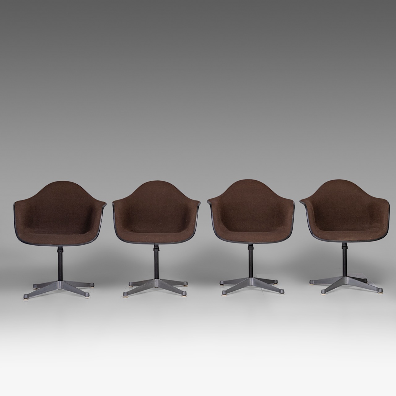 A set of 8 Charles & Ray Eames fibreglass shell chairs for Herman Miller, H 79 cm - Image 5 of 19