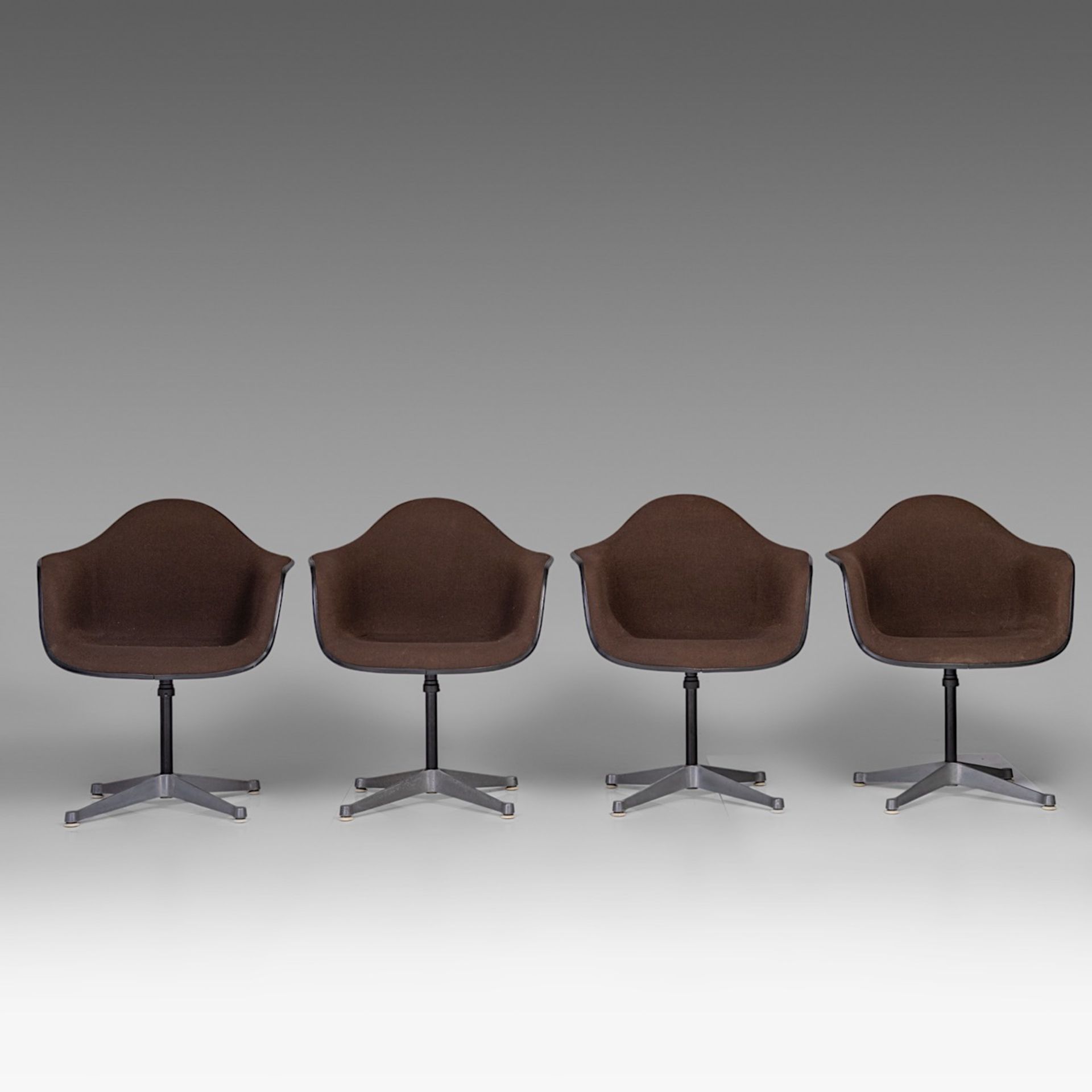 A set of 8 Charles & Ray Eames fibreglass shell chairs for Herman Miller, H 79 cm - Bild 5 aus 19